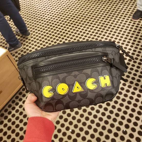 COACH F72924 TERRAIN BELT BAG IN SIGNATURE CANVAS WITH PAC-MAN COACH SCRIPT กระเป๋าคาดอก คาดเอวสุดฮิต รุ่นใหม่ล่าสุด ลายซี signature ดำ/เทา สกรีน COACH สีเหลือง สายปรับได้ ด้านในมีช่องใส่ของได้คะ ใส่ได้ทั้งคุณผู้หญิงและชาย ใส่แล้ว สวย เท่ห์ ดูดีมากๆค่ะ &#
