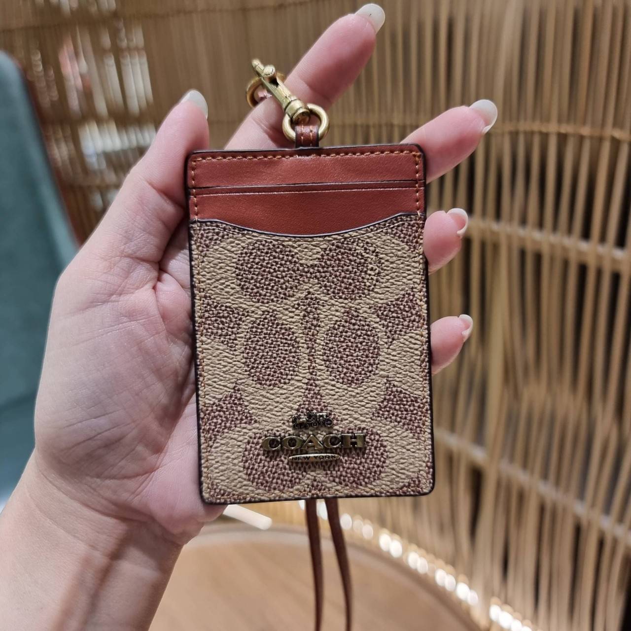 COACH ID LANYARD IN COLORBLOCK SIGNATURE CANVAS ง่ายๆแบบไม่ธรรมดา!! คลาสสิคแต่มีดีเทลโดดเด่น!! กระเป๋าถนอมบัตร พร้อมสายคล้องคอ ดีไซน์ลวดลายสวย ดูดีทุกแบบ ใช้งานง่าย พกพาสะดวก จะใส่บัตรพนักงาน บัตรเครดิต บัตรปชช. ใบขับขี่ และบัตรอื่นๆที่อยากจะใส่!! ตามใจไป