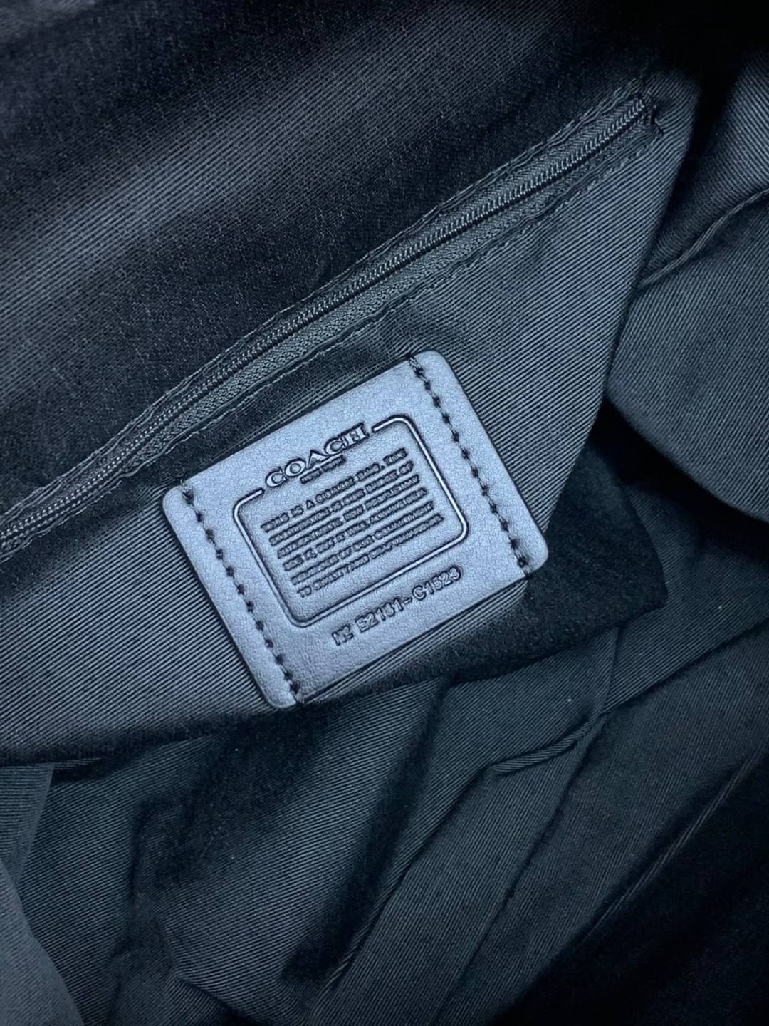 COACH PENNIE SHOULDER BAG ((C1523)) ✔️กระเป๋าหิ้ว//คล้องไหล่//สะพายข้างได้ สุดคุ้ม! ✔️ใบใหญ่ ทรงสวยใส่ของได้จุมาก หนังแท้ หนังนิ่ม สัมผัสแล้วหลงรักแน่นอนค่ะ ✔️ปากกระเป๋ากว้าง ล้วงหยิบของสะดวกมากๆ ภายในกระเป๋าโล่งกว้าง สัมภาระเยอะๆหายห