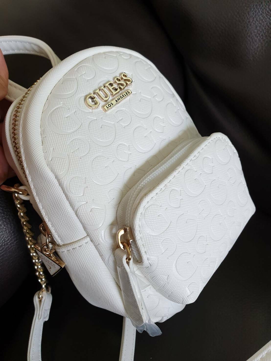 กระเป๋าสะพายข้าง Guess ด้านหน้าติดชื่อแบรนด์ มีช่องซิปด้านหน้า ด้านบนเป็นช่องเปิดปิดซิปมีสัญลักษณ์แบรนด์ติดที่ตัวจับซิปด้วย ด้านในเป็นช่องกว้าง มีช่องเสียบสิ่งของด้วยค่ะ ตัวสายสะพายเป็นโซ่ตัดต่อกับสายหนัง สามารถปรับระดับได้ สวยเก๋ขนาดนี้ รีบมาจับมาจองเป็น