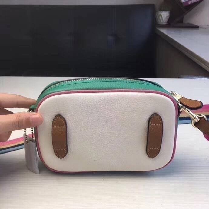 COACH JES CONVERTIBLE BELT BAG IN COLORBLOCK 2IN1 !! กระเป๋าคาดอก/สะพายข้าง ใช้ได้ถึง 2 แบบ!! คุ้มค่ามากที่สุด!! วัสดุหนัง pepble ดีไซน์เรียบ แต่หรู ภายในเป็นช่องโล่ง ใบนี้สาวๆที่ไม่ชอบพกของเยอะ เหมาะมากๆน้า 🙇♀️ ของดีราคาจับต้องได้ ไอเท็มนี