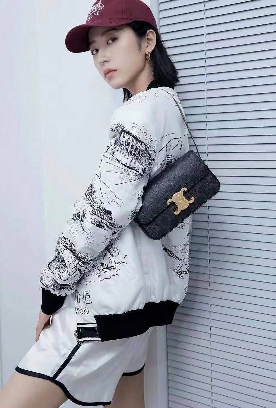 พรีเมี่ยมกิ๊ฟแท้ 100% 】CELINE TRIOMPHE SHOULDER BAG VIP GIFT WITH PURCHASE-GWP พรีเมี่ยมกิ๊ฟ Limited Edition จาก CELINE PERFUME DUTY FREE COUNTER วัสดุ TRIOMPHE & LEATHER ดีไซน์ยอดนิยมสไตล์สาว LISA