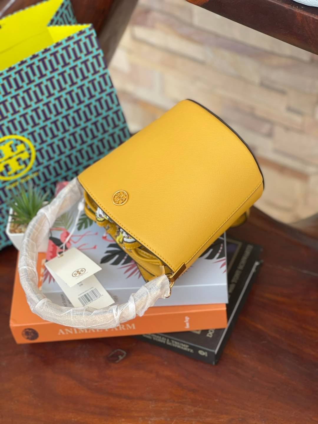 ของแท้ 💯% Tory Burch Robinson mini bucket bag ด้วยความที่ยืนหนึ่งในเรื่องแบบExotic จึงเชื่อมั่นได้เลยว่า Tory Burch ถูกคัดสรรมาแล้วอย่างพิถีพิถัน