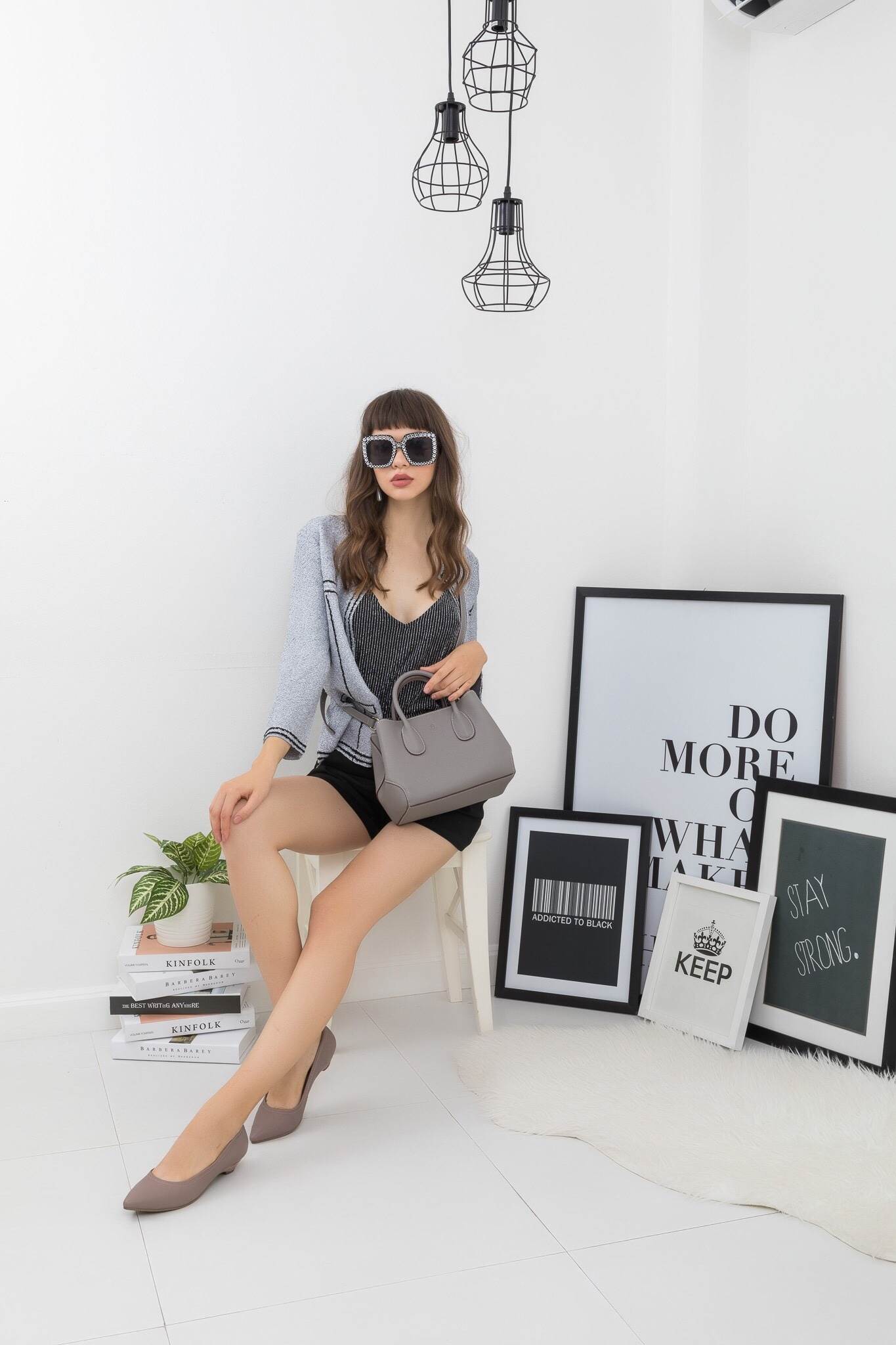 KEEP รุ่น COZY สวย ตอบโจทย์ ด้วยรูปทรงที่ เรียบหรู ทรงกระเป๋า ปรับได้ 2 แบบ เก็บทรง หรือ ขยายทรงได้ ตอบโจทย์ทุกการใช้งาน หนังกระเป๋า Saffiano อย่างดี ภายใน บุด้วย ผ้า Craft เอกลักษณ์เฉพาะ ทำให้ กระเป๋าเบา และ เพิ่มความสวยงาม ภายใน ทำช่อง แยก เฉพาะ สำหรับเ