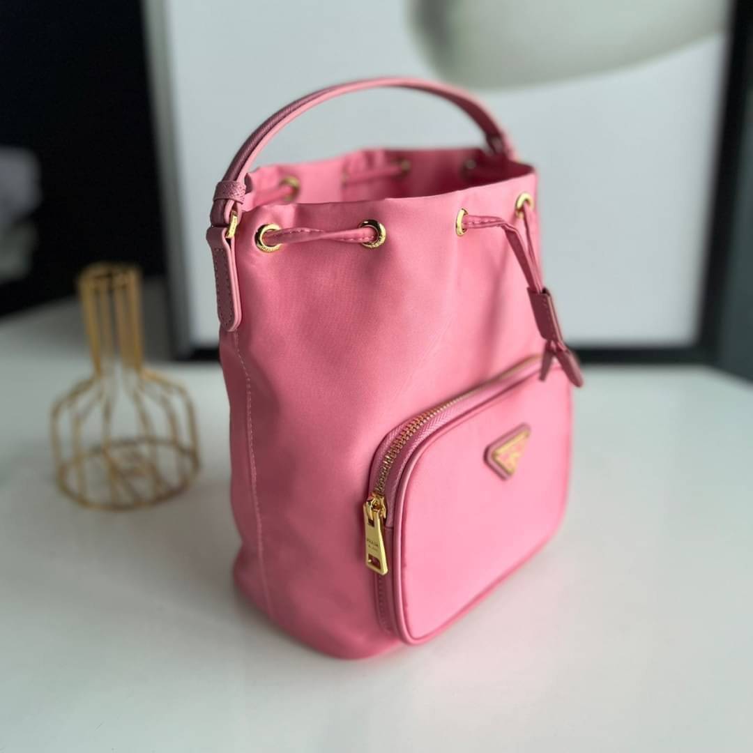 Prada Duet Re-Nylon Bucket shoulder bag / Prada Nylon bucket bag Pastel เกรดใช้สลับใบจริง ออริจินอล ใช้งานต่างประเทศได้ น้องสาวสุดสวยมาให้จับจองอีกหนึ่ง สีพาสเทลน่ารักละมุนมากๆ ค่ะ กระเป๋าสะพายข้าง ทรงขนมจีบ ไซส์มินิ ขนาดน่ารักน่าใช้มาก วัสดุขอบหนังแท้ แล