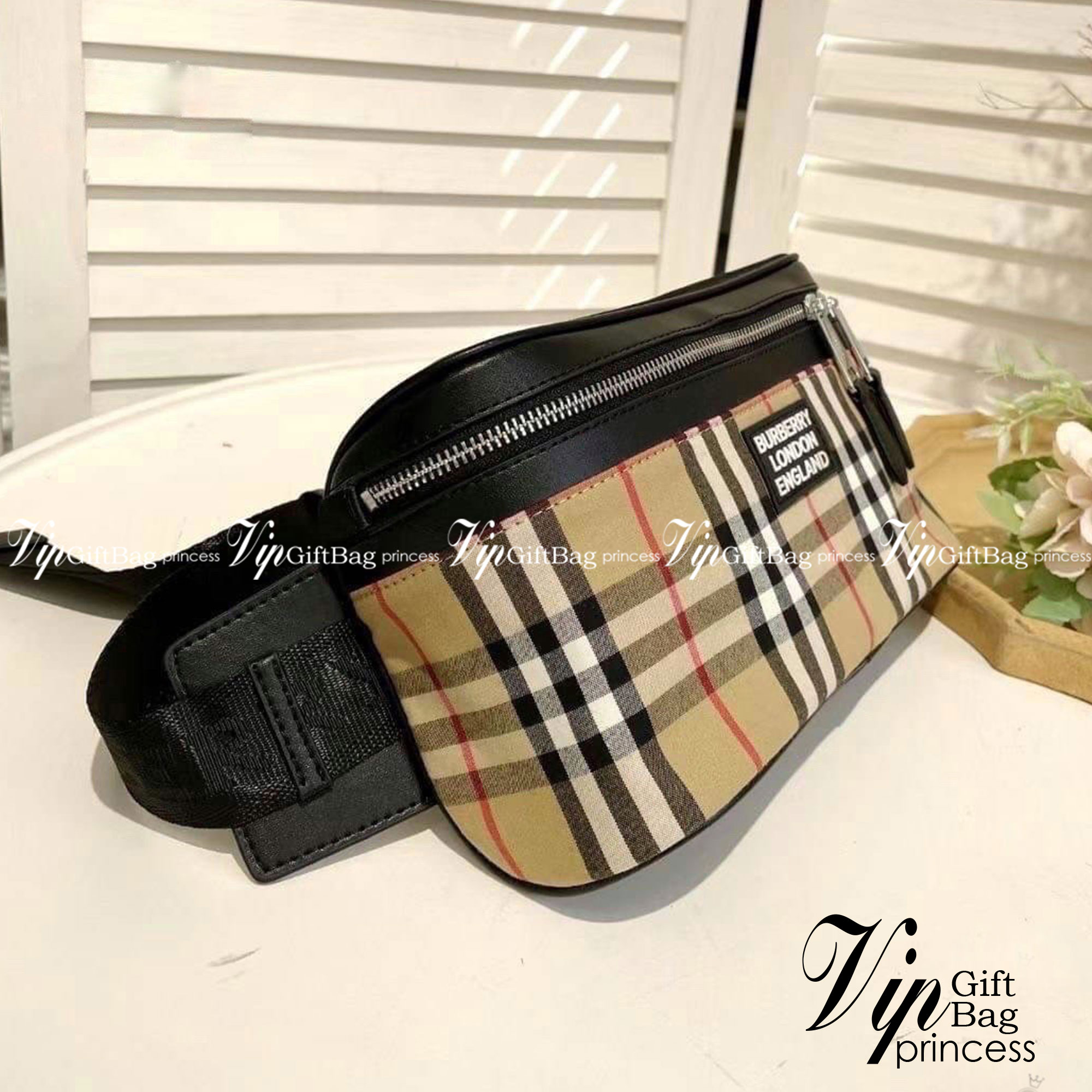 BURBERRY BELT BAG Vintage retro check กระเป๋าคาดอก คาดเอวลายแบรนด์ มาใหม่ ผ้าไนลอนสลับหนังอย่างดี ซิปหน้า น้ำหนักเบา ทรงสวย สามารถใช้ทั้งผู้หญิง ผู้ชาย เป็นอีกรุ่นที่ขายดี ขนาดกำลังดี ใส่ของจุกจิกได้เยอะ สวยเป๊ะปั๊มทุกจุด สุดฮิตผู้หญิงสะพายได้ผู้ชายสะพายด