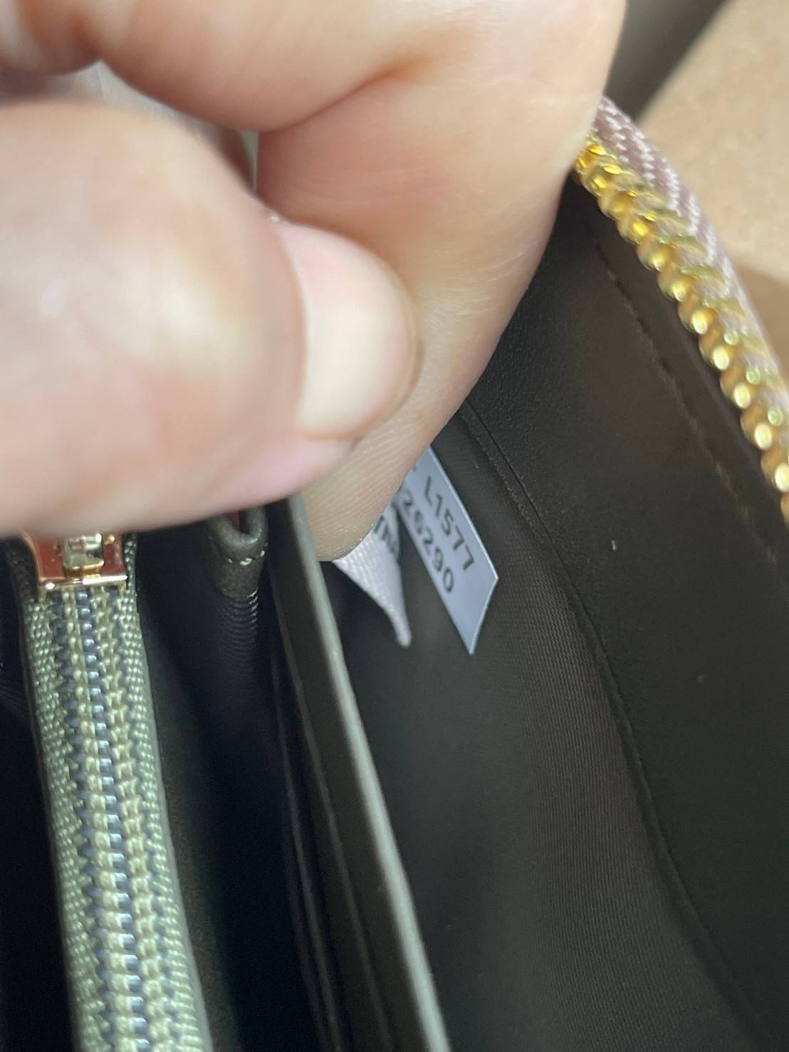 COACH ACCORDION ZIP WALLET IN SIGNATURE CANVAS WITH DAISY BUNDLE / MEADOW PRAIRIE / SPACED WILDFLOWER / DAISY BUNDLE PRINT C0033/F31778/69832 กระเป๋าสตางค์ใบยาว ลวดลายน่ารักน่าใช้มากๆ พื้นเป็นลายซีเอกลักษณ์ วัสดุหนังแคนวาสเคลือบลาย เปิด-ปิดด้วยซิปรอบ ใส่ม