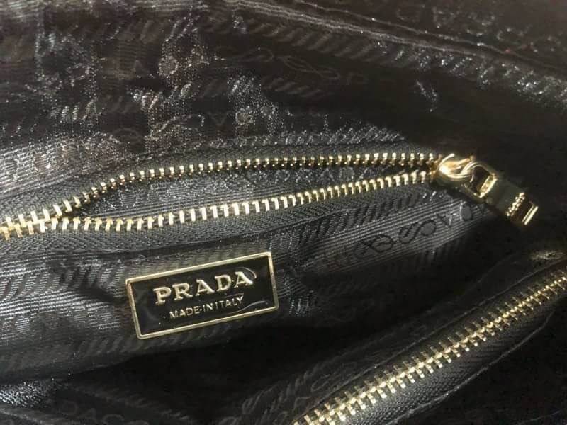 PRADA NYLON BAG Limited edition พรีเมี่ยมกิ้ฟจากเคาน์เตอร์แบรนด์ต่างประเทศ วัสดุ Nylon เนื้อหนาคุณภาพดีตามแบบฉบับแบรนด์ ด้านหน้าประดับทองโลโก้หรู ด้านข้างมีกระดุมปรับขยายได้ หูจับหนังแข็งแรง พร้อมสายสะพายยาวปรับระดับได้ มีหมุดรองฐานกันรอยสี่มุม ภายใน Poly
