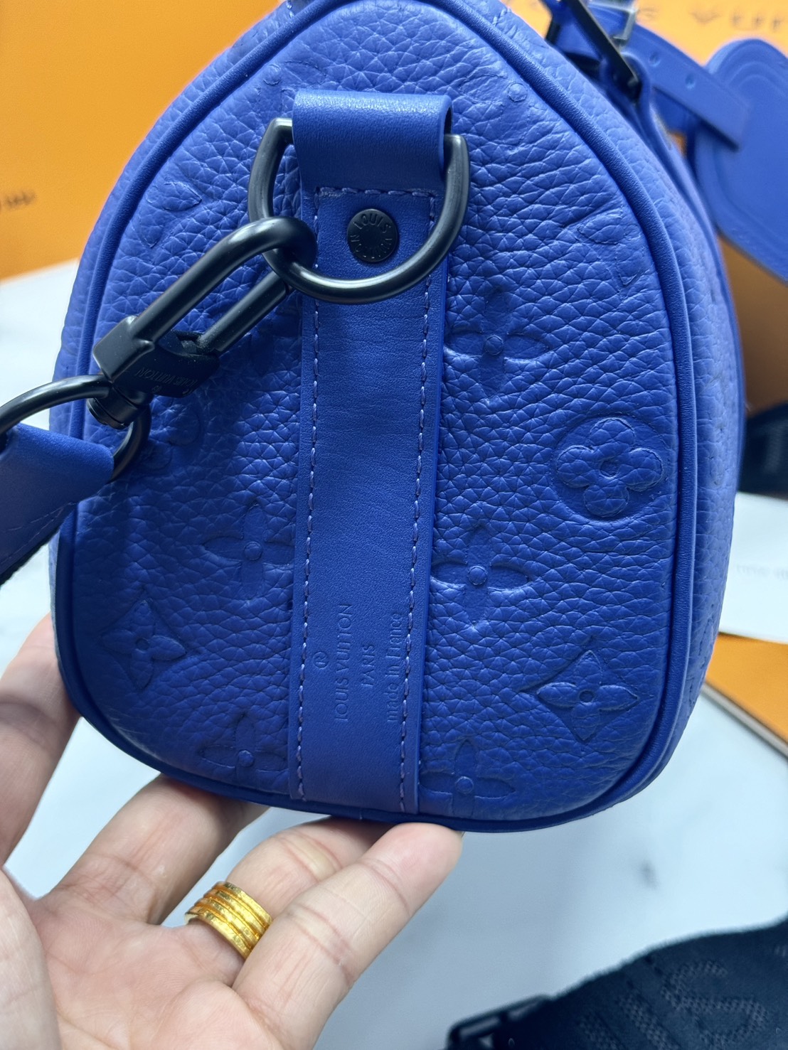 TOP ORI หนังแท้ | LV Keepall Bandoulière 25 กระเป๋าสะพายทรงหมอนสุดไอคอนิก หนังแท้ Taurillon ลายเกรน ฉลุลายโมโนแกรมสวยหรูคลาสสิก โทนสีหรูหราเข้ากันอย่างลงตัว