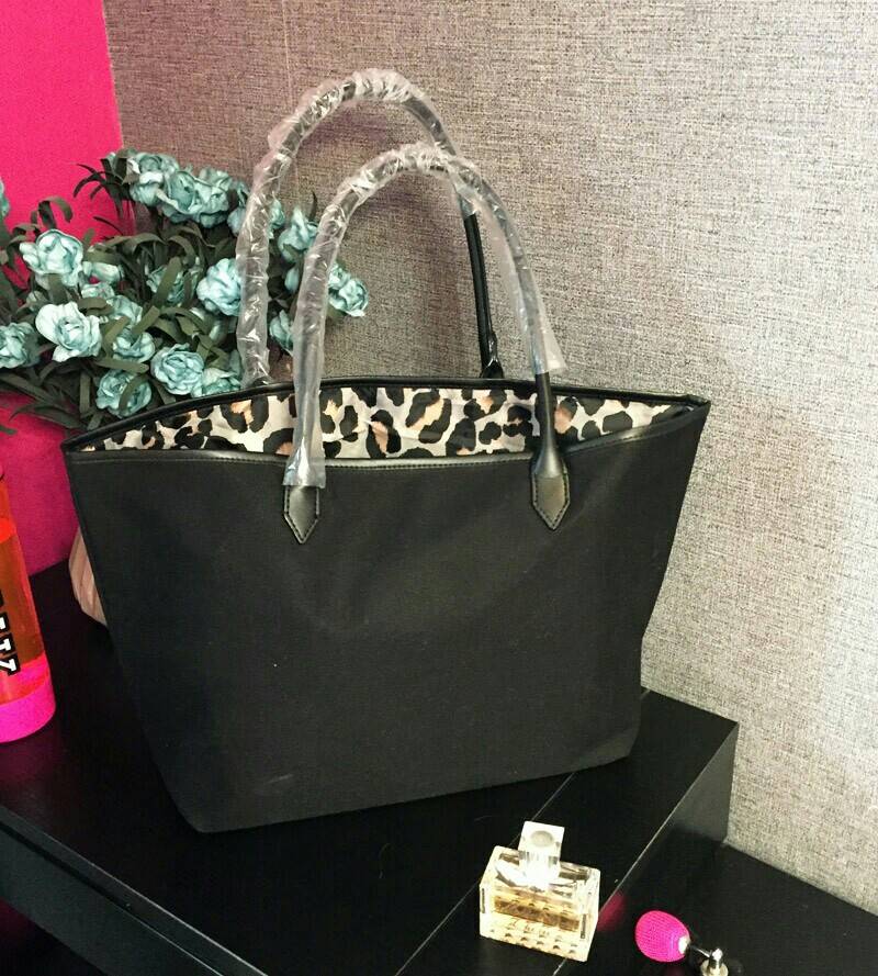 New Arrival! Victoria's Secret Canvas Large Tote Bag♡ กระเป๋าสะพายใบใหญ่ จุของได้คุ้ม! วัสดุทำจากผ้า canvas เต็มใบ ด้านหน้าแต่งโลโก้แบรนด์สีทอง สวยวับ! ด้านในบุผ้าปั้มลายเสือ มีของใส่ของจุกจิกค้า จะถือไปเที่ยวทะเลสักคืนสองคืน ใบนี้เอาอยู่คะ