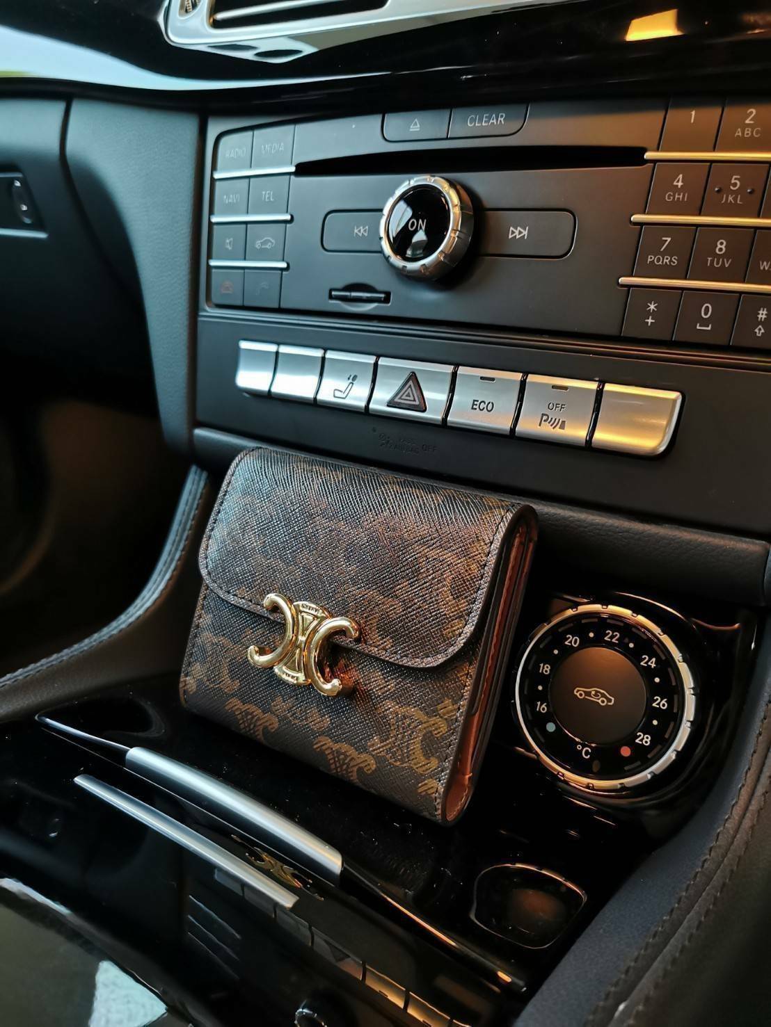 CELINE SHORT WALLET VIP GIFT WITH PURCHASE (GWP) พรีเมี่ยมกิ๊ฟ Limited จาก CELINE HAUTE PARFUME DUTYFREE COUNTER วัสดุ Triomphe Canvas หนังสวยอยู่ทรงปั้มโลโก้ด้านหน้าเปิดปิดฝาพับกระดุม ภายในมีช่องแบ่งหลายช่อง มีช่องใส่บัตรหลายช่อง ช่องใส่เหรียญ ช่องใส่ธนบ