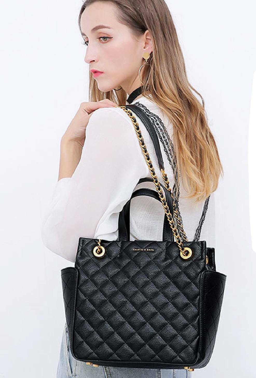 CHARLES & KEITH HANDBAG กระเป๋าถือหรือสะพายดีไซน์สวยหรูวัสดุหนังคาเวียร์อยู่ทรง ด้านหน้ามีโลโก้ ด้านข้างมีช่องใส่ของ มีหูจับถนัดมือ พร้อมสายสะพายโซ่มีที่รองบ่าสามารถใช้สายคู่สะพายไหล่หรือสายเดี่ยว Crossbody ได้ มีหมุดรองฐานกันรอย ภายในมีช่องซิปเเละช่องใส่