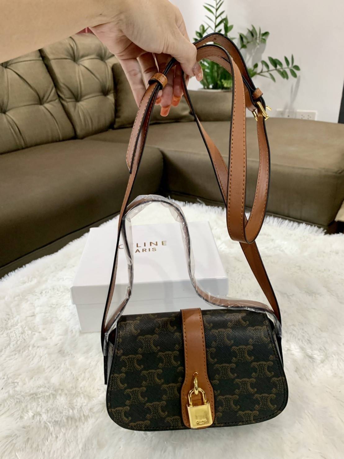 VIP 】CELINE TABOU CLUTCH BAG CELINE MINI CROSSBODY BAG (GWP) วัสดุ Triomphe Canvas หนังสวยอยู่ทรงกันน้ำได้ ขนาดกำลังน่ารัก การออกแบบที่เน้นความเรียบแต่หรู มาพร้อมสายสะพายสั้นและสายสะพายยาว สำหรับสะพายไหล่ สายปรับระดับสั้น-ยาวได้ (ถอดไม่ได้) โดดเด่นที่ด้าน