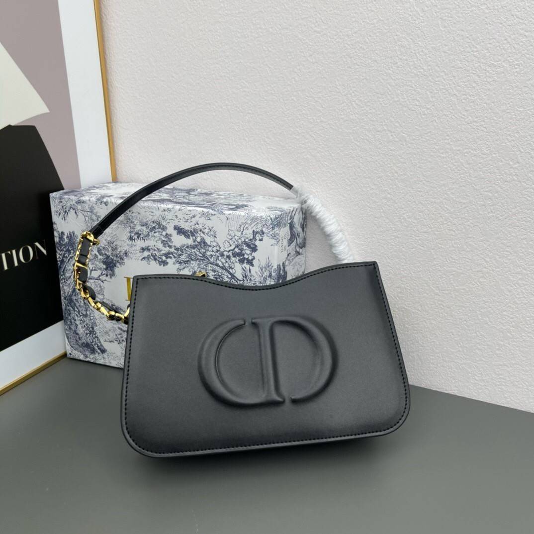 CD SIGNATURE HOBO MINI BAG leather Black / Dior Bag พร้อมส่ง กระเป๋าสะพายทรงโฮโบ รุ่นใหม่ล่าสุด Winter 2023 สวยหรูหราเป็นเอกลักษณ์แบรนด์ **สินค้าเกรดออริจินอล 1:1 สลับแท้