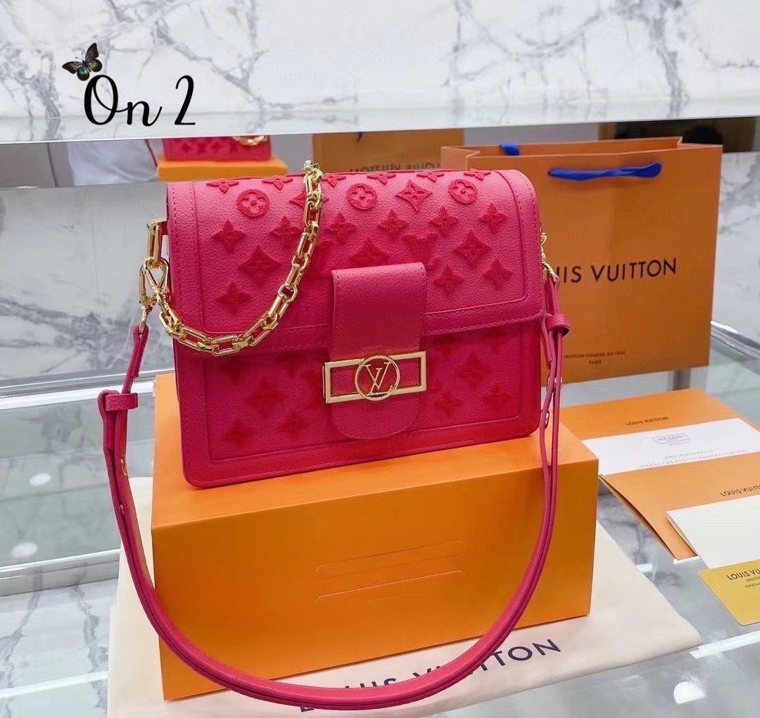 LV Dauphine Rose Fluo ไม่มองไม่เหลียวไม่ได้แล้ว!! ความหรูที่โดดเด่นโลโก้ปั้มนูนจากผ้ากำมะหยี่ สร้างดีเทลผู้ดี ลูกคุณมากๆ กระเป๋าสะพาย ดีไซน์เลิศ สวยปังในราคาโดนใจ แบบนี้ใครไหวไปก่อน ไม่ไหวก็ต้องสั่งได้เลยจ้า!!