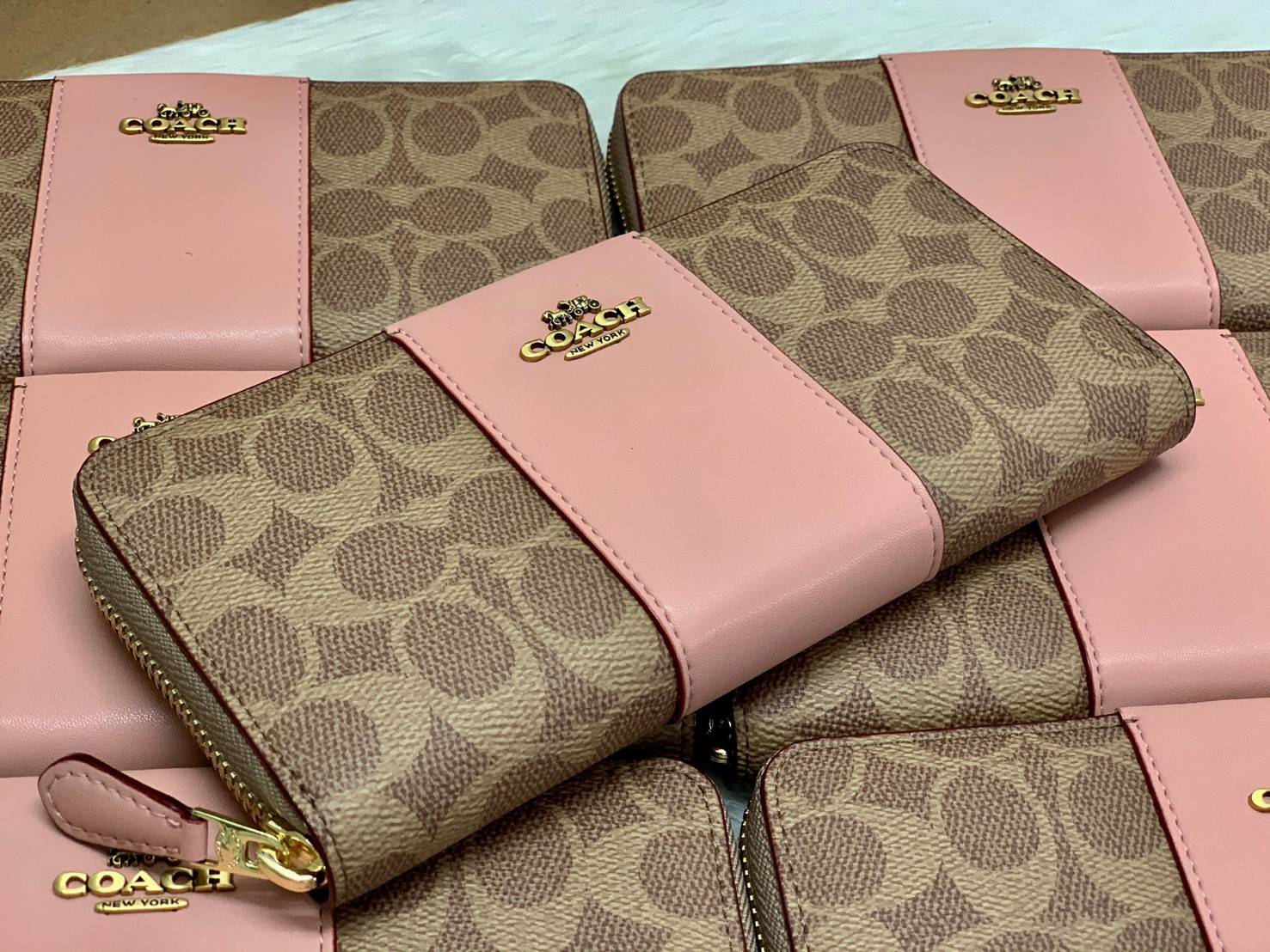 ของแท้ COACH ACCORDION ZIP WALLET ((31546)) กระเป๋าเงินใบยาว แบบซิปรอบ หนังแท้ ตัดหนังเรียบตรงกลางสวยงามค่ะ