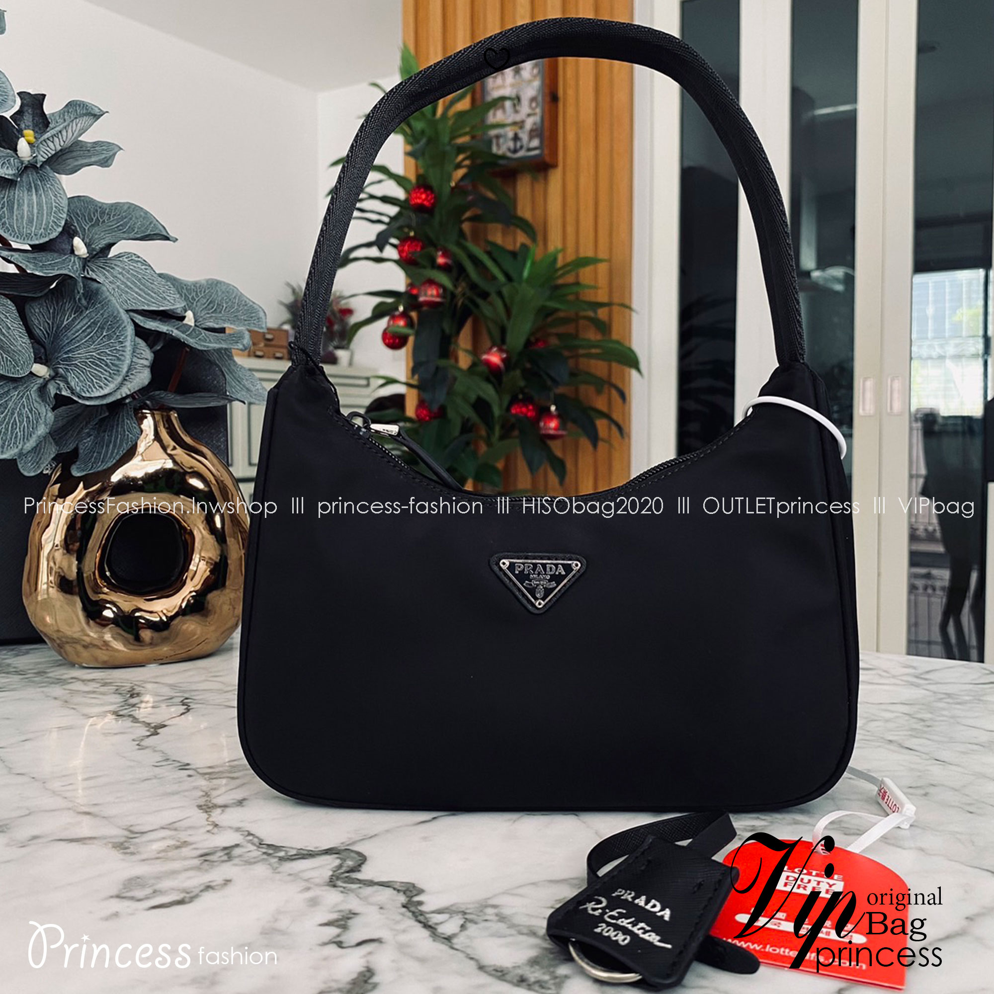 Prada Nylon Shoulder Bag / Re-Nylon Prada Re-Edition 2000 mini-bag กระเป๋าสะพายไหล่ผ้าไนล่อน เรียบแต่หรู คูลแต่เท่ห์ ยกให้ใบนี้ตลอดกาลเลยค่า