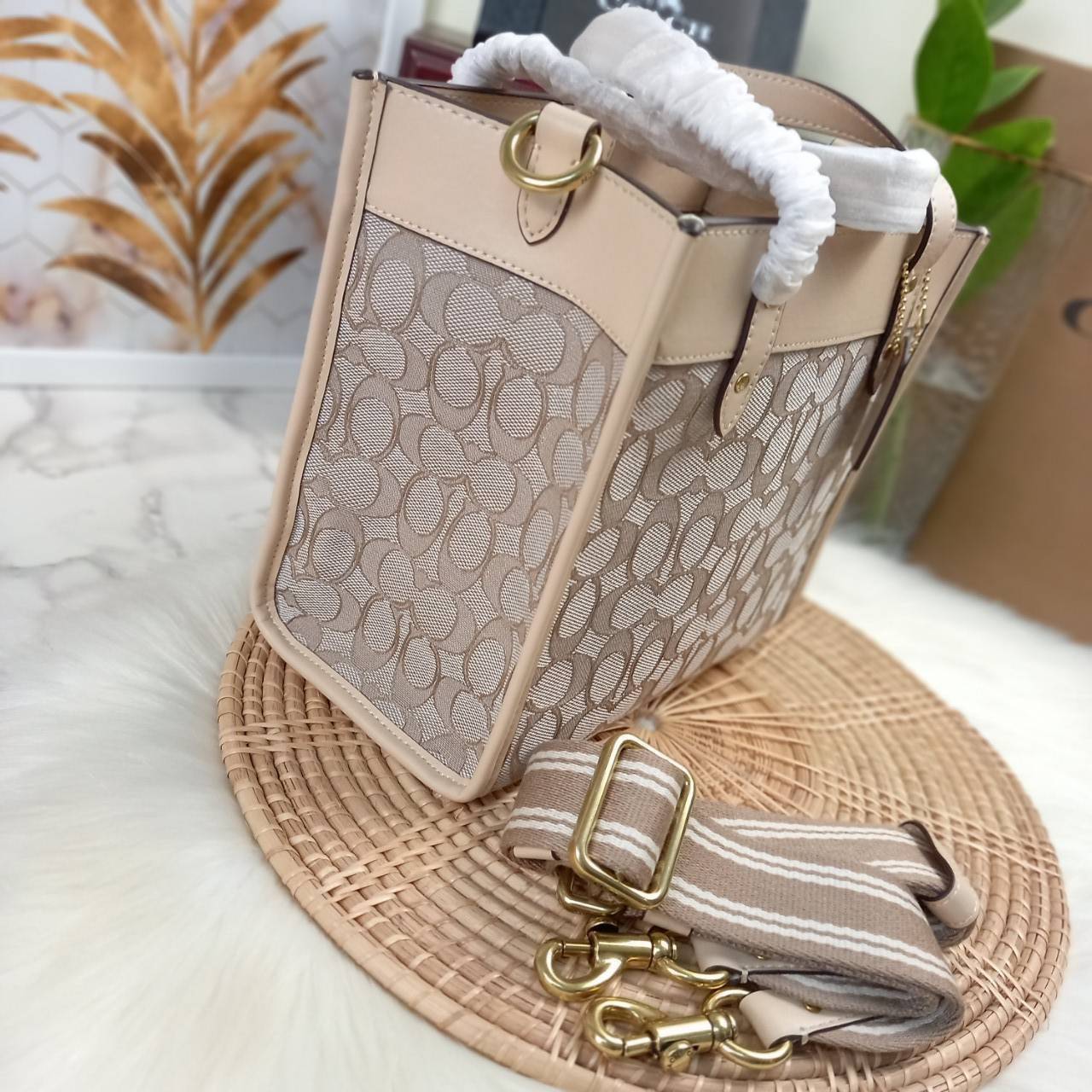 ใบนี้ ช่วยให้ชีวิตง่ายขึ้นเยอะเลย🌈🌺>>COACH FIELD TOTE 22 IN SIGNATURE JACQUARD(COACH C3865) 🍁กระเป๋าถือ สะพาย รุ่น Unisex ใช้ได้ทุกเพศวัย ขนาดเหมาะต่อการใช้งานในแต่ละวันมากๆ //วัสดุ jacquard ลาย signature ตกแต่งดีเทลด้วยหนังแ