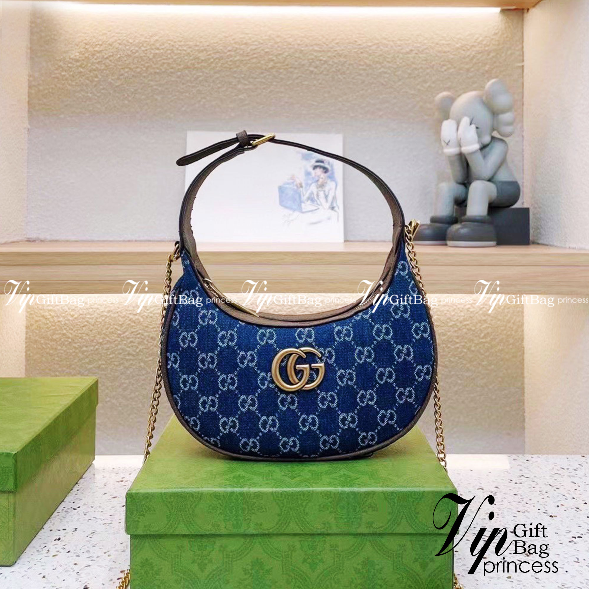 Gucci GG Marmont half-moon-shaped mini bag กระเป๋าคล้องไหล่ ความตัวแม่สายแฟชั่น ต้องกระเป๋าทรงจันทร์เสี้ยวแบบสับค่ะ! ความโค้งมนใช้งานง่าย เอามาสะพายก็คือชนะเลิศไปเลย ภาพถ่ายจากงานขายจริง ใช้งานต่างประเทศได้
