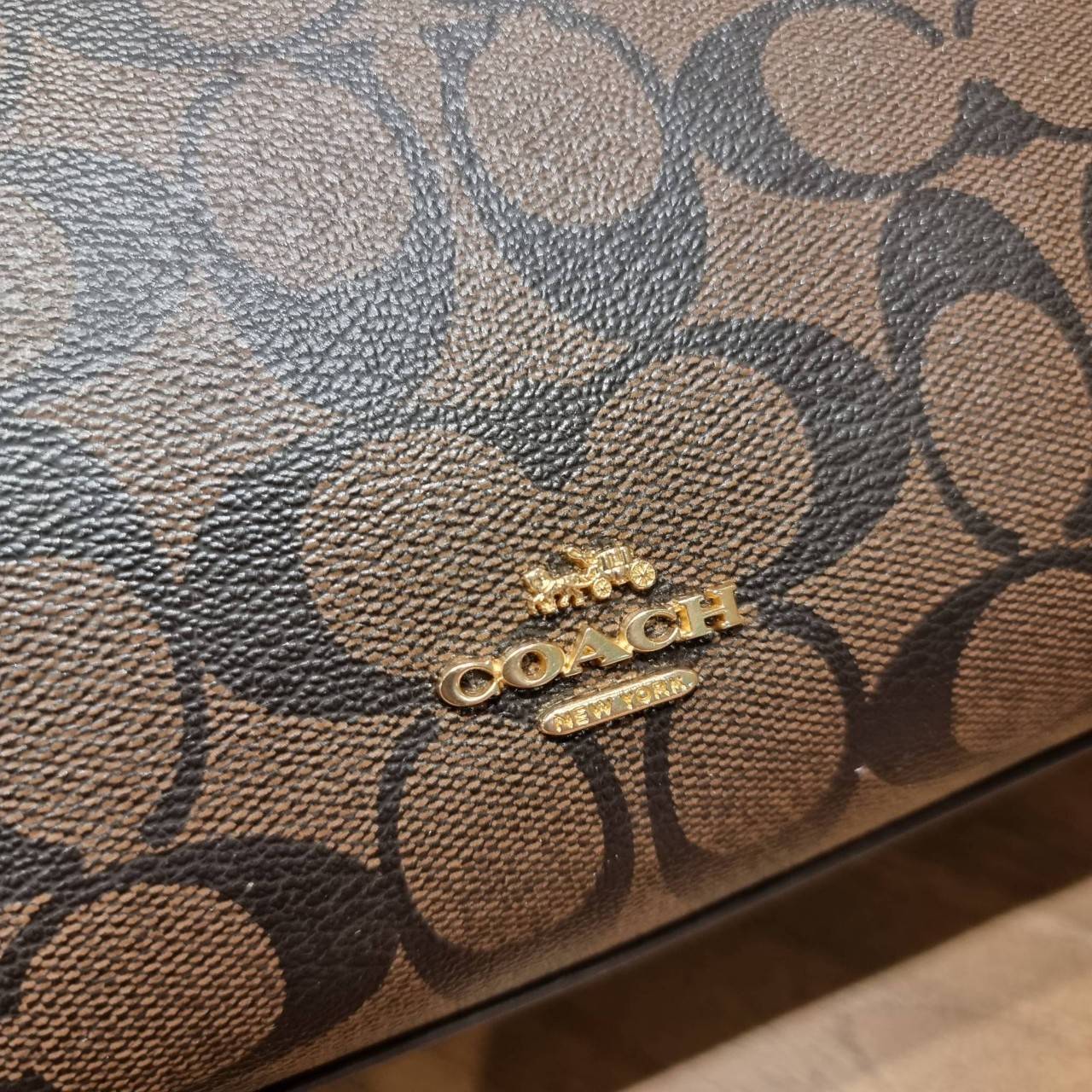 COACH ZOE CARRYALL IN SIGNATURE CANVAS เดอะเบสท์แห่งปี ต้องยกให้พี่คนสวยใบนี้เลย!! รุ่นที่สาวๆตามหา หายากอีกหนึ่ง กระเป๋าถือ/สะพายทรงสวย คลาสสิค ใบใหญ่จุคุ้ม มีดีเทลน่ารักๆที่แม่กุญแจ สามารถล็อคหัวซิปได้ กุญแจซ่อนในพวงหนังห้อยก็น่ารักไปอีก ภายในโล่งกว้าง 