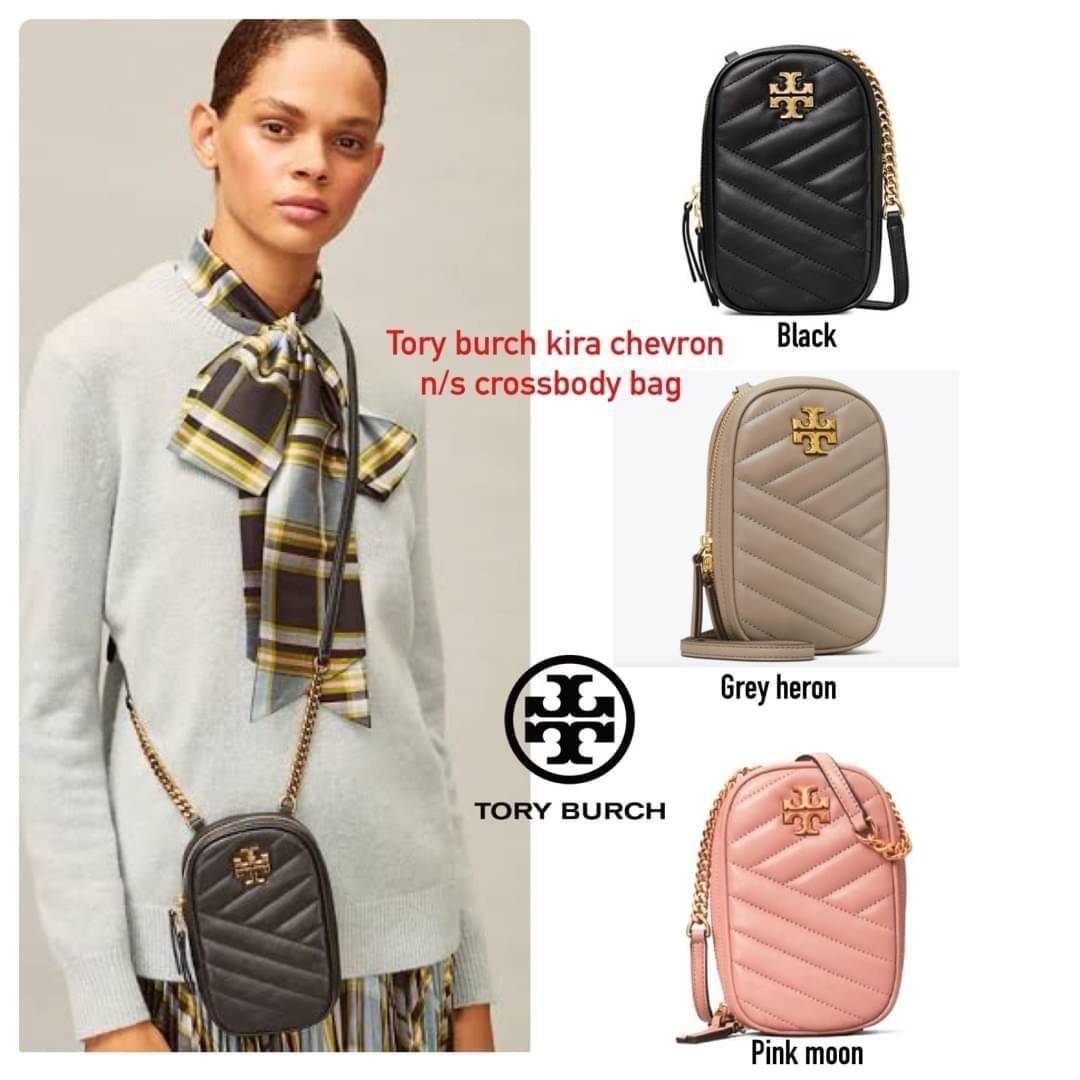OUTTLET 】Tory burch kira chevron n/s crossbody bag กระเป๋าสำหรับใส่มือถือหรือของจุกจิกต่างๆ ได้กลายมาเป็นแฟชั่นสุดร้อนแรงแห่งปี คอลเลคชั่นนี้ออกมาเพื่อเอาใจสาวๆโดยเฉพาะ สีสันสุภาพเพื่อให้แมทช์กับสีสันของเสื้อผ้า ได้ง่าย ภายในยังสามารถแบ่งสันปันส่วนไว้สำหร