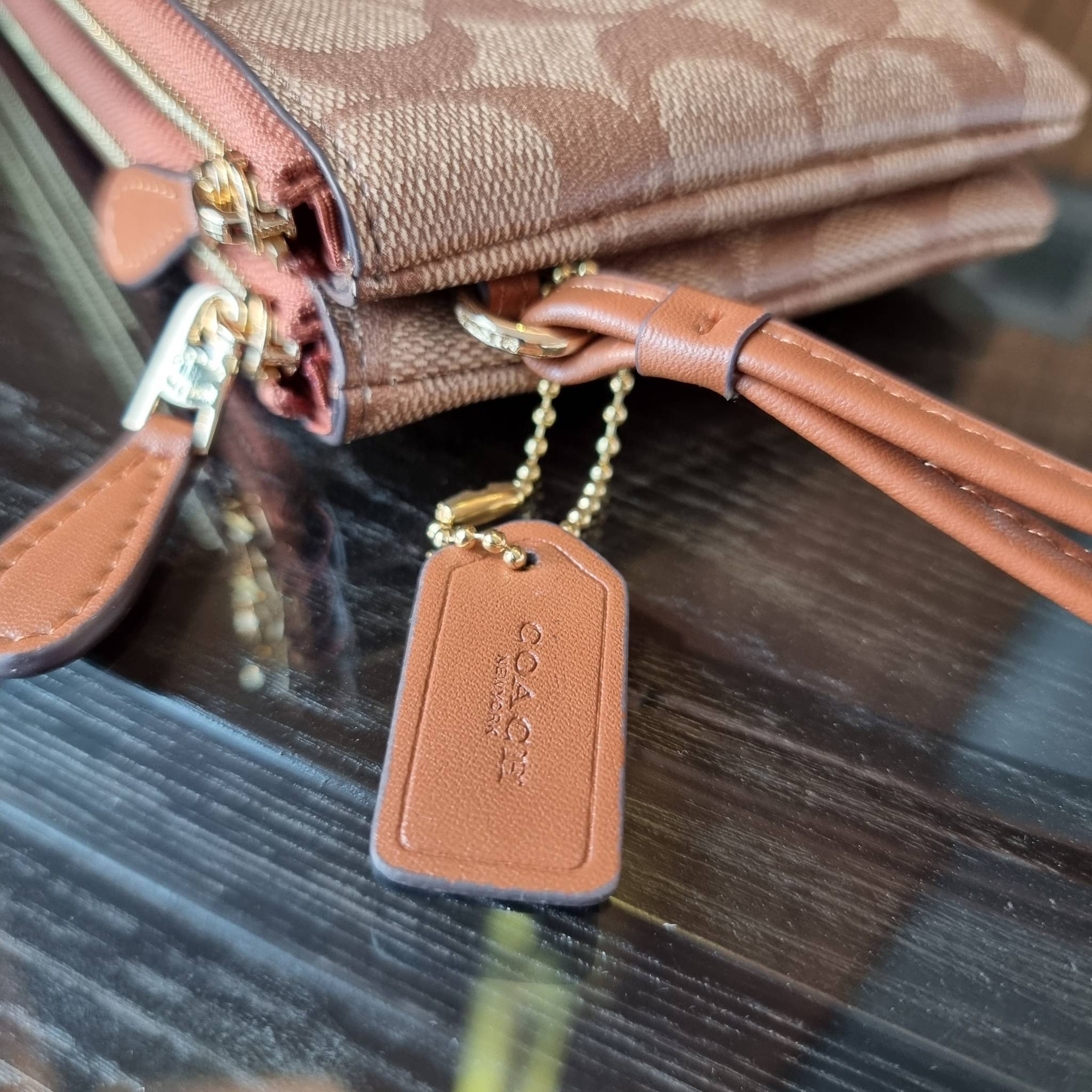 COACH F54057 DOUBLE ZIP WALLET IN SIGNATURE กระเป๋าคล้องมือ size L ใบนี้ใส่มือถือได้ทุกรุ่น ขนาดกำลังดี พกพาสะดวกมากๆ วัสดุหนังสังเคราะห์ ภายในเป็นผ้าสีสวยคม ใส่ธนบัตร ใส่บัตรได้เยอะ ใส่มือถือได้สบายๆทุกรุ่น ตอบโจทย์สาวๆที่ไม่ชอบพกเยอะวุ่นวายจ้า ใบนี้เอาอ