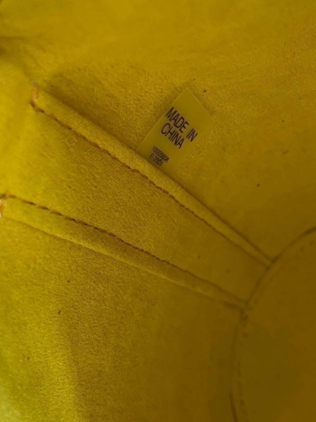 Medium Tory Burch T Monogram jacquard bucket bag กระเป๋าทรงบัคเก็ตลายโมโนแกรม ที่ได้รับแรงบันดาลใจมาจากโลโก้สุดคลาสสิก กลับมาอีกครั้งในรูปแบบของ ลวดลาย T Monogram ที่ผสมผสานความร่วมสมัยเข้ากับความเป็นเอกลักษณ์ของแบรนด์เข้าไว้ด้วยกัน