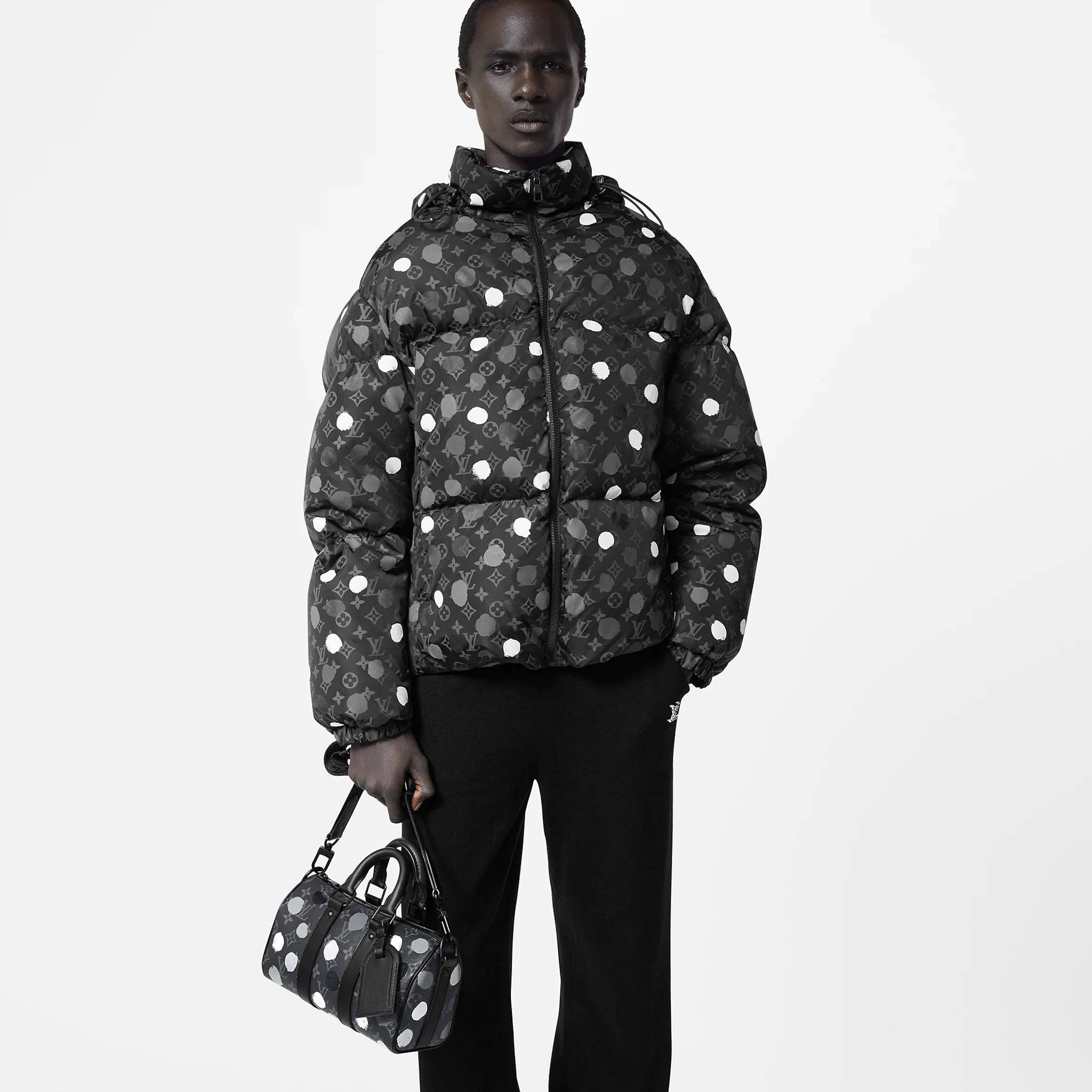 LV x YK KEEPALL BANDOULIERE 25 BAG ย่อส่วนความเท่ให้สะดวกกับชีวิตประจำวัน กับกระเป๋าสะพาย ทรงกระเป๋าเดินทางสุดคลาสสิค ด้วยดีเทลความเป็นเอกลักษณ์ เรียบแต่หรู