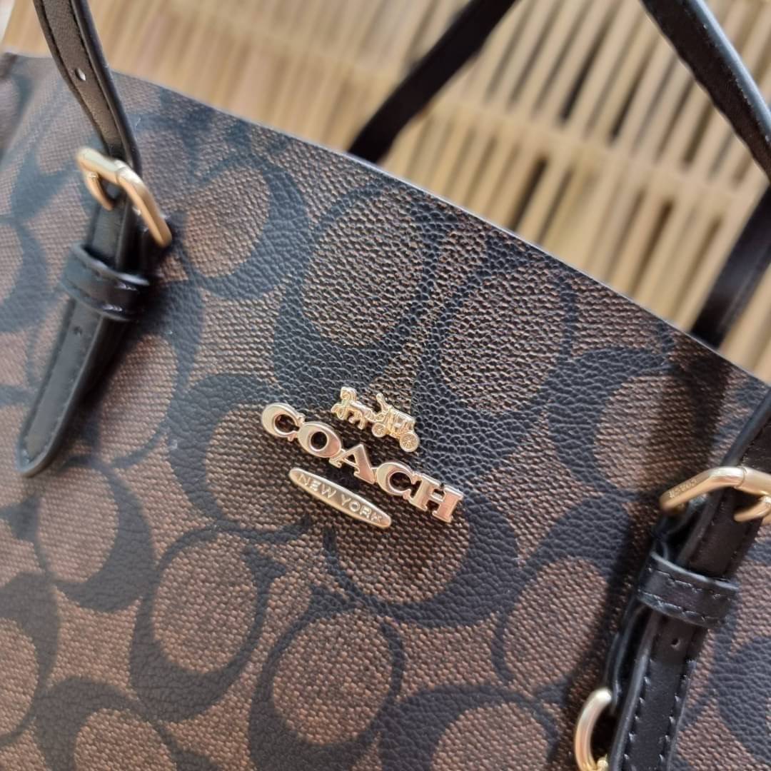 OUTTLET 】COACH MOLLIE TOTE 25 (C4250 C4084) น้องคนสวยอีกหนึ่ง!! กระเป๋าโท้ทไซส์เล็กที่สาวๆหลงรัก ดีไซน์คลาสสิคเหมือนเดิม เพิ่มเติมคือสะดวกขึ้นเยอะ!! ย่อส่วนมาจากใบใหญ่เป๊ะๆ น่ารักน่าใช้มากๆ วัสดุหนัง crossgrain ทนทาน ใช้งานง่าย เรียบหรูดูดีม้าก!! ภายในโล่