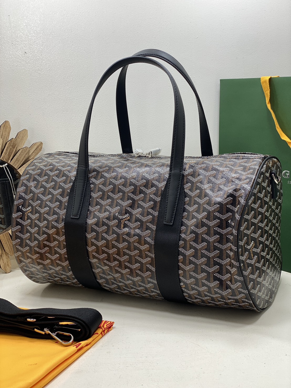 ORI หนังแท้ | Goyard Barrel 40 Sports Bag กระเป๋าสะพายทรง Keepall ใบใหญ่ ดีไซน์สปอร์ต ภายในโล่งกว้าง จุของได้เยอะ มีหูจับด้านบน เพิ่มฟังชั่นหูหิ้วด้านข้าง สะดวกใช้งาน