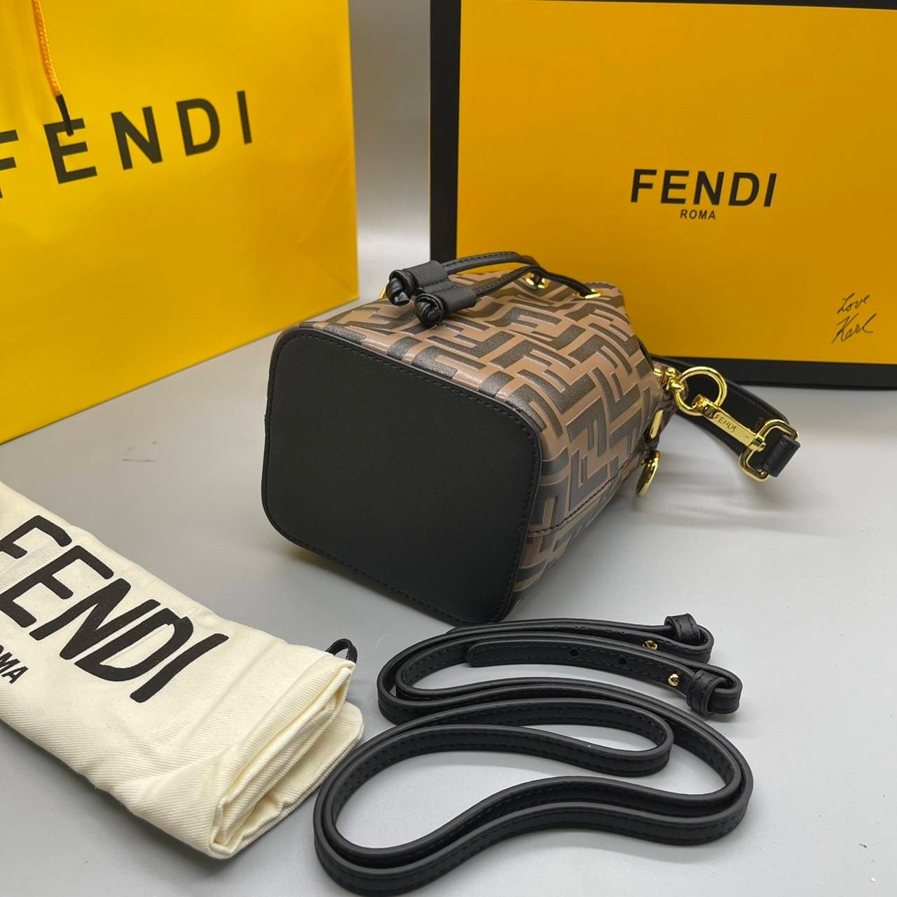 หนังแท้ FENDI Mon Tresor Brown leather mini-bag / FENDI MON TRESOR BUCKET BAG พร้อมส่งที่ไทย ภาพสินค้าถ่ายจากงานขายจริง ใช้งานต่างประเทศได้ค่ะ Small Mon Tresor bucket bag