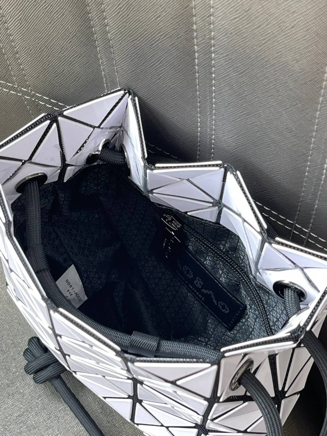 Baobao Issey Miyake Wring Small Bag กระเป๋าสะพายครอสบอดี้พร้อมสายรูดเปิดปิด สามารถปรับความยาวของสายได้ตามสไตล์ความชื่นชอบ ด้วยดีไซน์ทรงน่ารัก เหมาะสำหรับให้สาวๆหยิบใช้ในวันสบายๆ แต่เต็มเปี่ยมไปด้วยความคล่องแคล่ว ไฮไลต์ของซีซั่นนี้คือกระเป๋าที่มาพร้อมกับเช