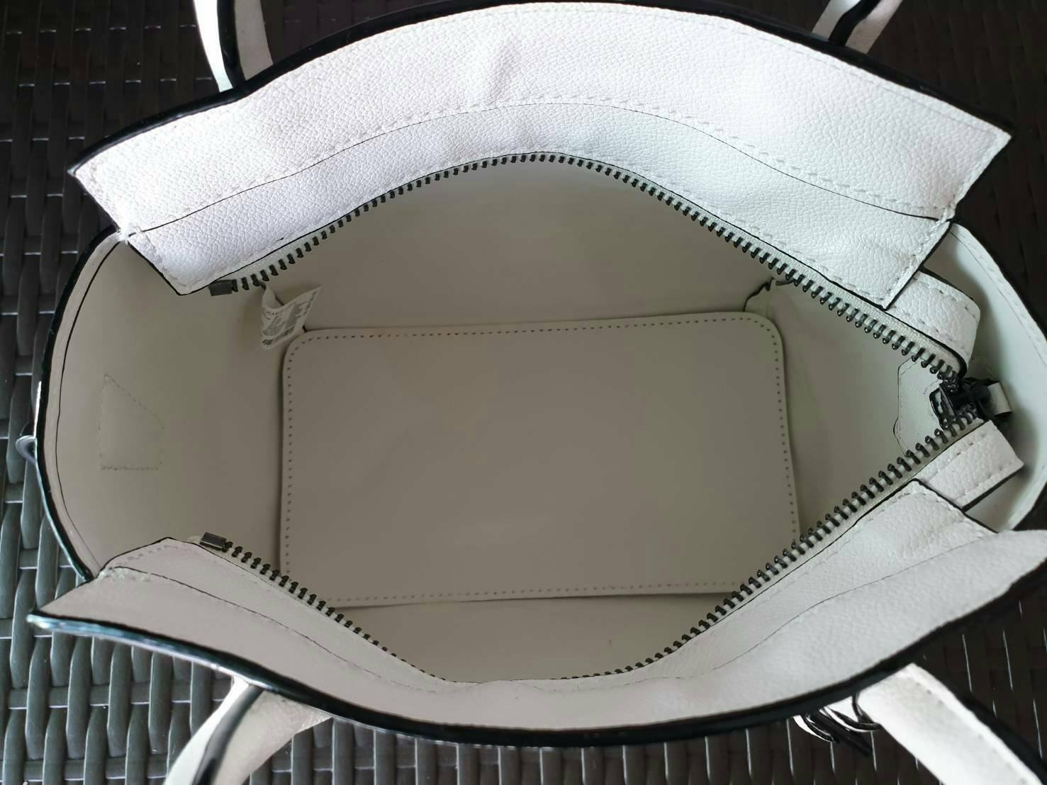 CHARLES & KEITH รุ่น CLASSIC DOUBLE TOP HANDLE BAG CK2-30270225-5 ราคาปกติช้อป (฿2,990.00) กระเป๋าถือ- สะพาย หนังสวยอยู่ทรง สไตล์คลาสสิค เรียบหรู ดูดี ทรงนี้ฮิตตลอดกาล เป็นรุ่นที่ขายดีสุดๆ ไม่มีตกเทรน ด้านหน้าติดโลโก้แบรนด์ อะไหล่ปั้มแบรนด์ มีหมุดรองฐานทั