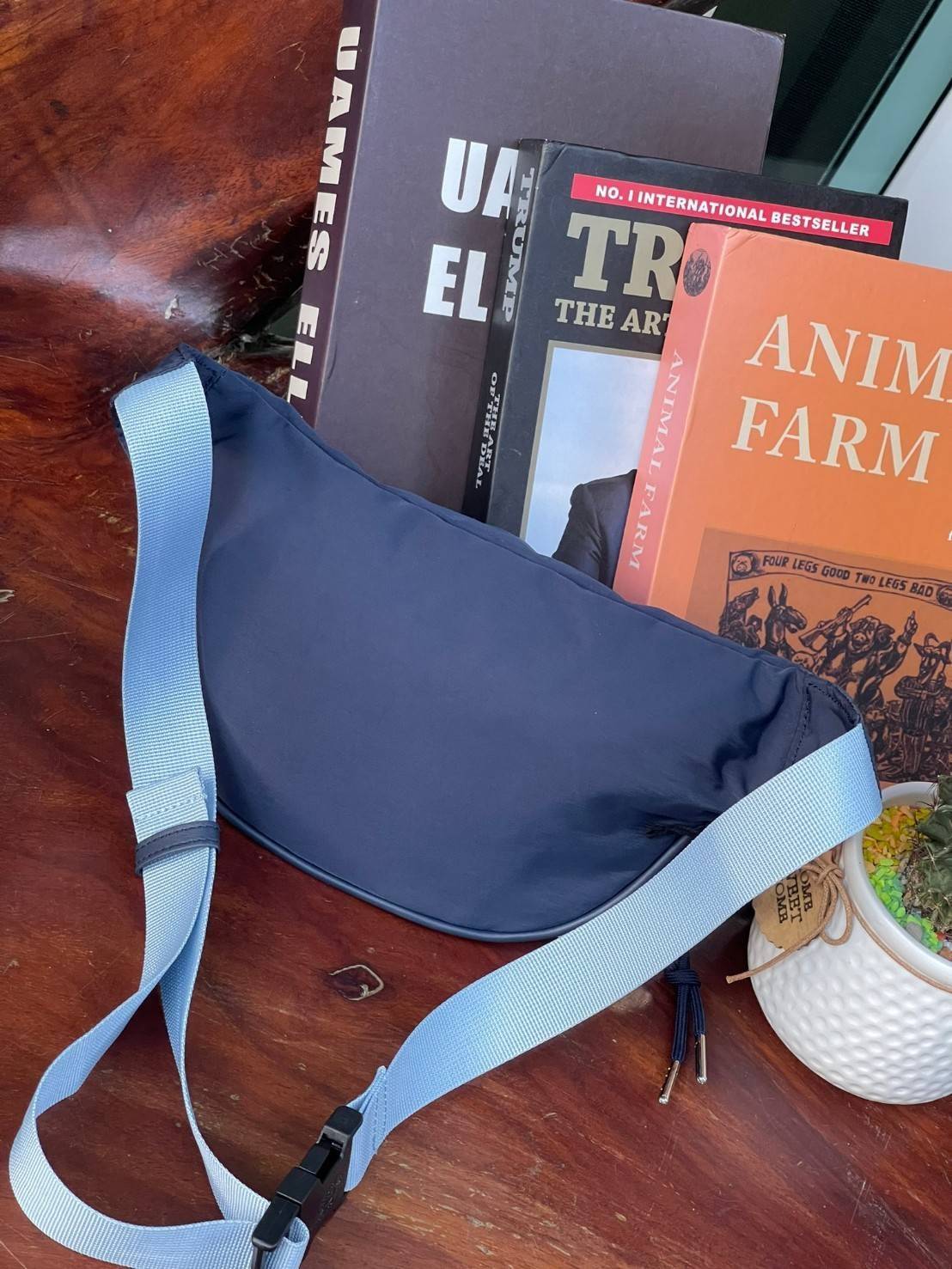 KIPLING X YONGLE PALACE COLLECTION รุ่น FRESH CROSSBODY BAGS กระเป๋าคาดอกรุ่นนี้เป็นการเฉลิมฉลองพระราชวังที่มีประวัติอันแสนยาวนานนับร้อยๆปีจากประเทศจีน ด้วยลวดลายด้านหน้าที่ออกแบบมาอย่างเป็นเอกลักษณ์สวยงามมีมนต์ขลัง ขนาดของกระเป๋าคาดอกใบนี้ทำให้คุณรู้สึกค