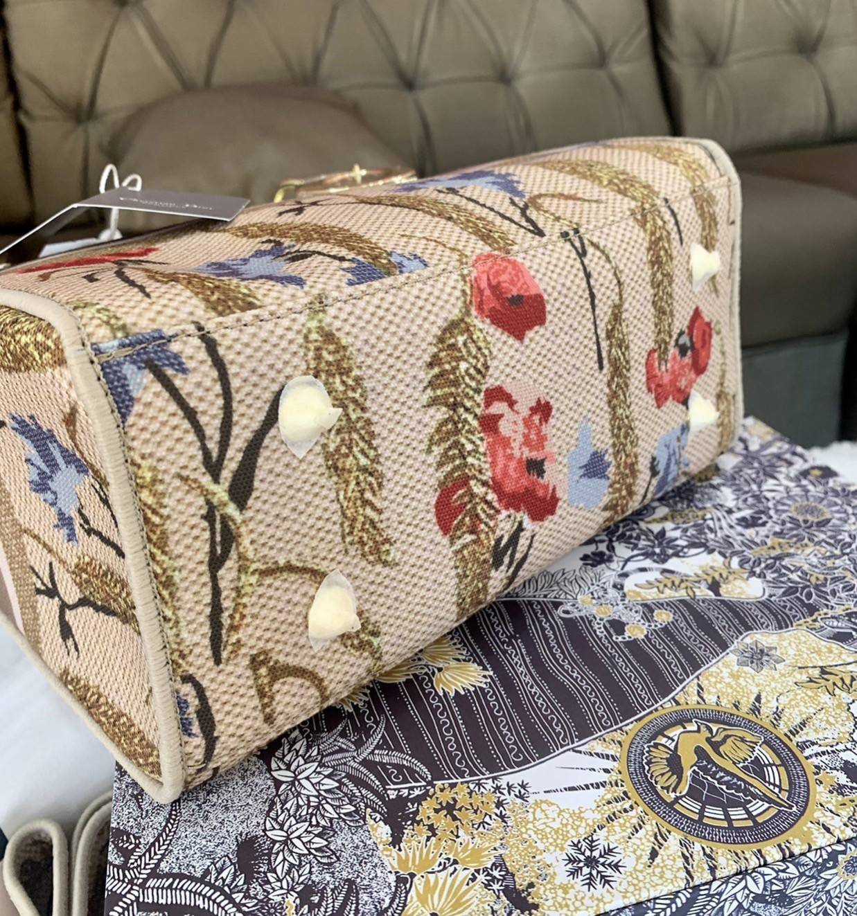 DIOR WOMEN MEDIUM LADY D-LITE BAG VIP GIFT WITH PURCHASE (GWP) พรีเมี่ยมกิ้ฟ Limited Edition จาก DIOR DUTYFREE COUNTER วัสดุหนังแท้ Calfskin หุ้มด้วยผ้า Cannage อีกชั้นและปักลวดลาย 'Dior Palm' กระเป๋า Lady D-Lite ผสมผสานความสง่างามและคลาสสิกที่เ