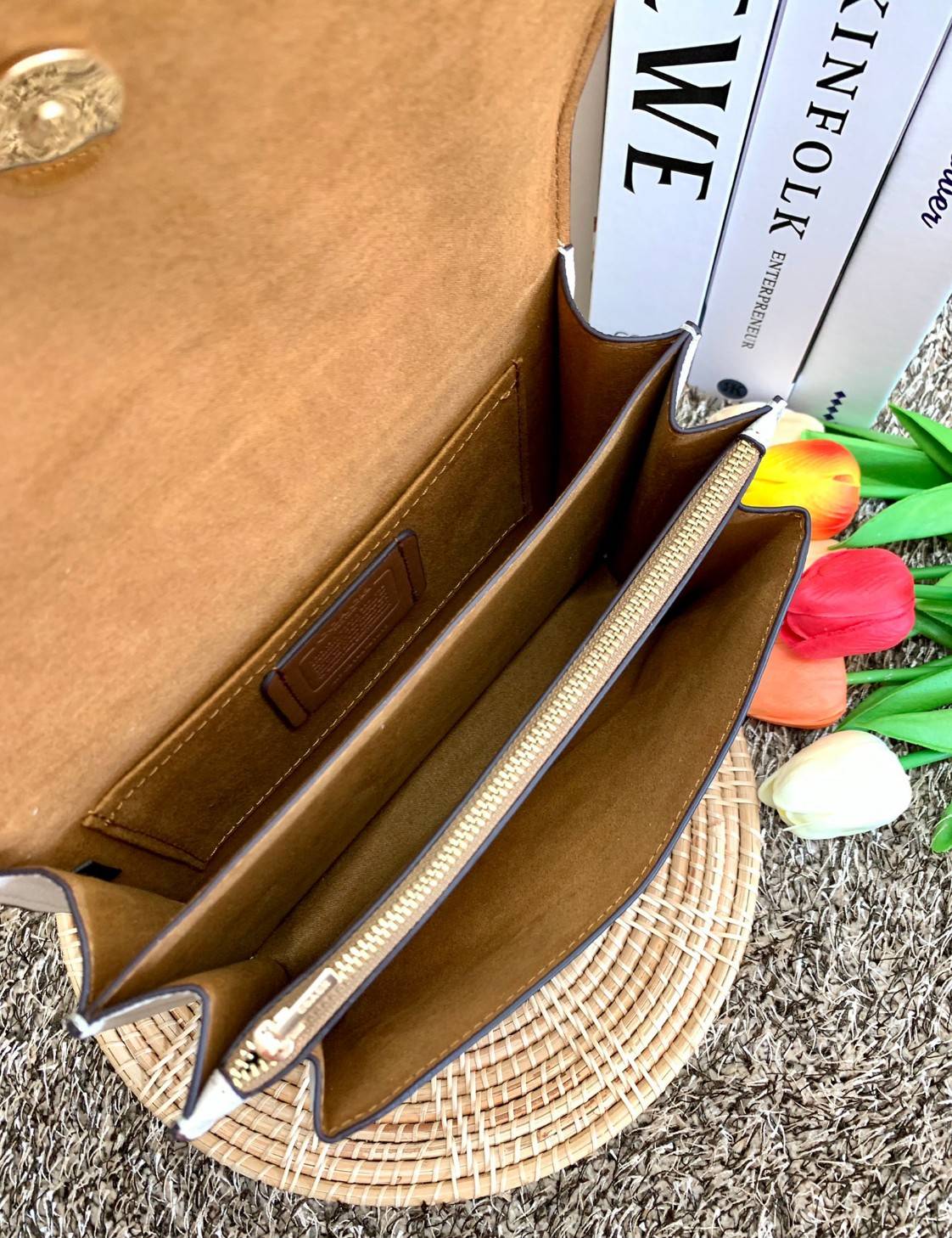 พร้อมส่งถึง8สี ห้ามพลาดค่ะ! COACH KLARE CROSSBODY BAG ((91019//91174//90400//1424//90635)) พร้อมส่งที่ไทย กระเป๋าสะพายครอสบอดี้ร์หรือสามารถทบเป็นสายคู่คล้องไหล่ได้ด้วยค่ะ หนังแท้ แต่ละสีทำลายหนังได้สวยงามแตกต่างกันออกไปนะคะ ✔️ห้อยด้วยป้ายแบรนด์แบบโ