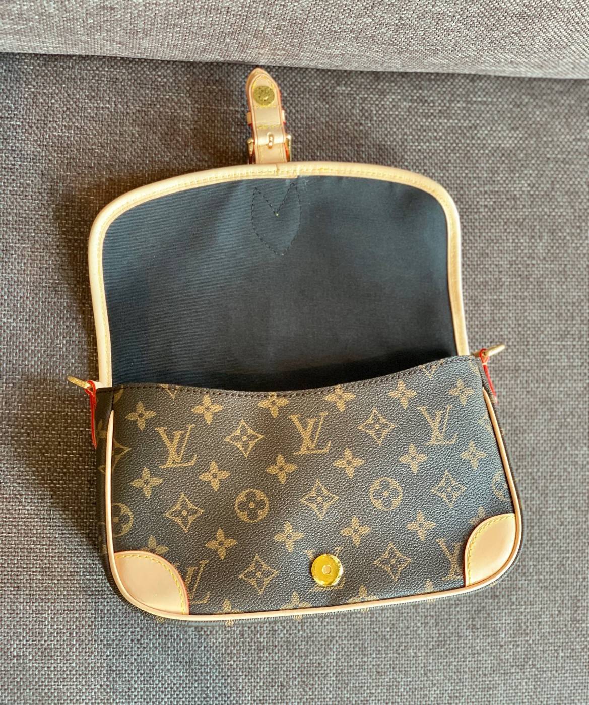 LOUIS VUITTON DIANE MONOGRAM พร้อมส่ง สุดคุ้ม! กับกระเป๋าLV พรีเมี่ยมกิฟ ตปท. หนังแท้ นิ่ม ทรงสวยมากๆค่ะ ((พื้นผิวหนังเป็นการขัดตามธรรมชาติจะมีรอยดำๆตรงขอบหนังนะคะ)) รุ่นนี้มาในลุคสวย หรู ดูชิล เพราะไม่ว่าลุคไหนๆก็เอาจริงๆจ้า! เปิดปิดกระเป๋าแบบกระดุมแม่เห