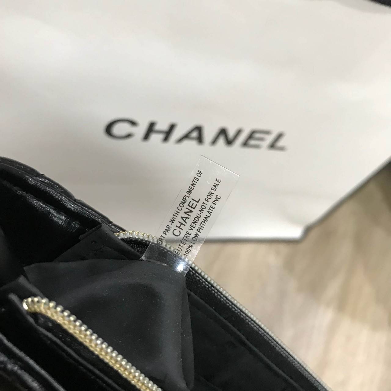 NEW ARRIVAL! Chanel Clutch Bag With Chain VIP Gift With Purchase (GWP) กระเป๋าสะพายพรีเมี่ยมกิ้ฟของแท้จาก Chanel Perfume Counter รุ่น Limited Edition วัสดุหนังลายตารางทรงเหลี่ยมเปิดปิดด้วยซิปแบรนด์อะไหล่ทอง ขนาดกำลังดี น้ำหนักเบา ภายในโล่ง ซับในลายเเบรนด์