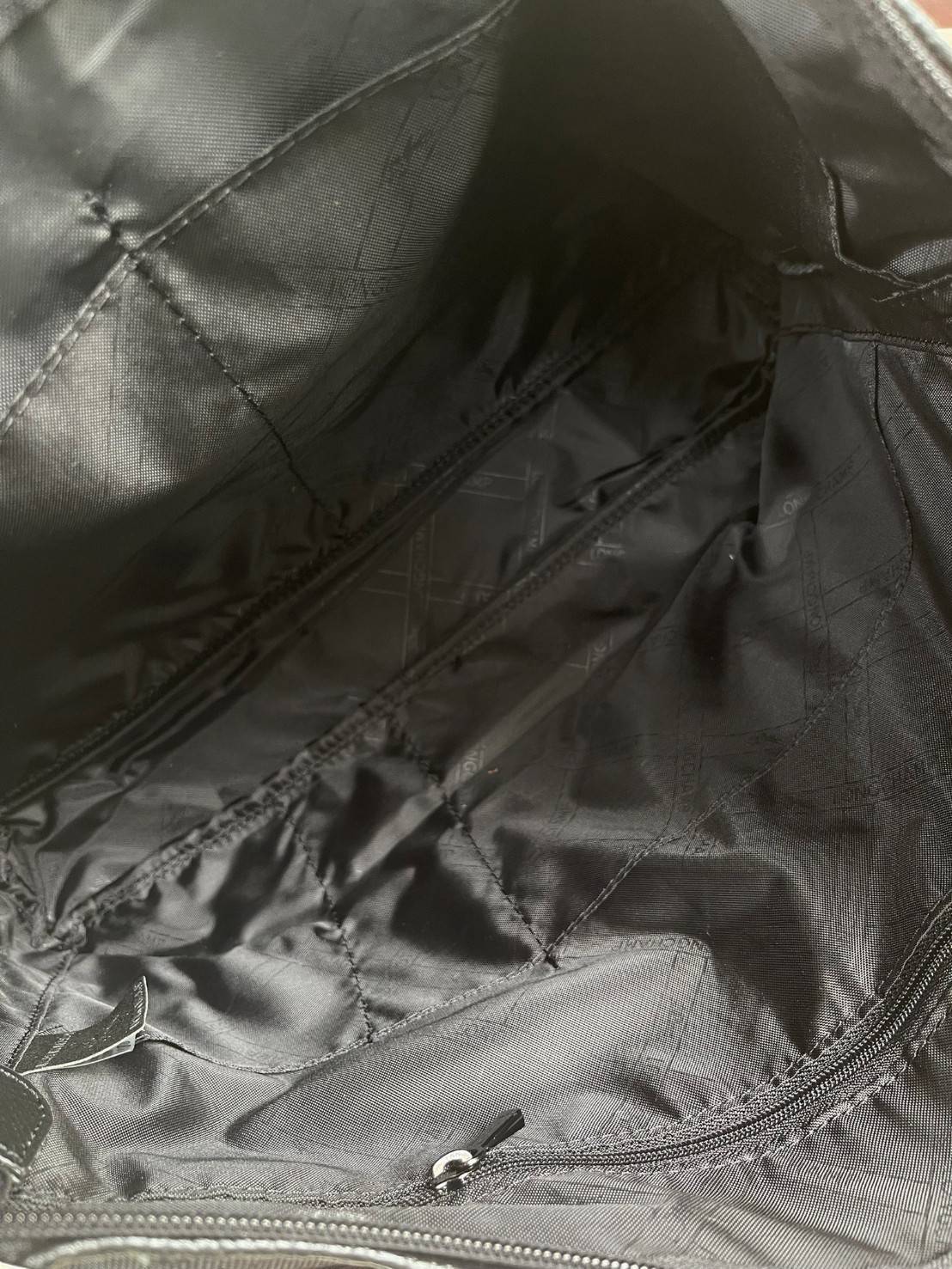 LONGCHAMP BOXFORD TRAVEL BAG M กระเป๋าเดินทางขนาดกลาง มาพร้อมสายสะพายที่สามารถถอดได้ ให้คุณเลือกสะพายไหล่หรือถือได้ มีซิปรูดเปิดปิดกระเป๋าที่ให้คุณมั่นใจได้ว่าคุณจัดเก็บไอเท็มของคุณได้อย่างมิดชิด บ็อคฟอร์ด (BOXFORD) สะท้อนความเป็นเอกลักษณ์ของแบรนด์ที่เปี่