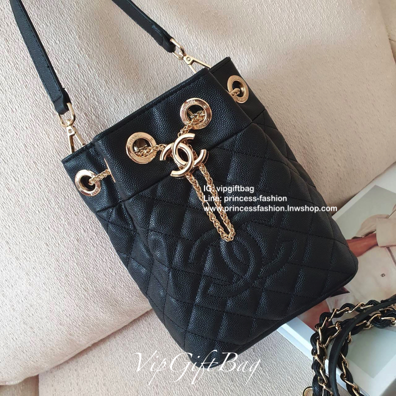 รุ่นใหม่ส่งท้ายปีกับ CHANEL CAVIER BUCKET CROSSBODY BAG งาน VIP GIFTจากเคาเตอร์้แบรนด์ดังระดับโลก ทรง MINI BUCKET จีบน่ารัก ขนาดมินิ หนังคาเวียร์เต็มใบ อะไหล่ทอง เปิดปิดด้วยการรูดปากจีบและกระดุมแม่เหล็กซ้อนอีกชั้น ด้านในใส่ขอฃจุกจิก กระเป๋าสตางค์แบบสั้นแล