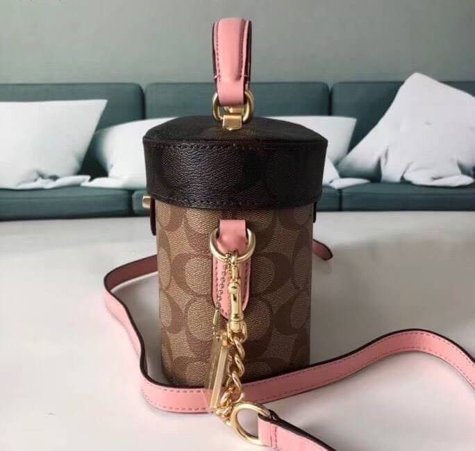 COACH KAY CROSSBODY IN SIGNATURE ((78277)) กลับมาอีกครั้ง! กระเป๋าหิ้ว//สะพายแบบครอสบอดี้ร์ หนังแท้นิ่มสวย เปิดปิดกระเป๋าแบบหมุนล็อค ภายในโล่งสามารถใส่กระเป๋าเงินใบกลางได้;มือถือได้ทุกรุ่น; มีช่องเล็กให้ใส่ของจุกจิก;ซัปในบุผ้าอย่างดีเลยค่ะ มาพร้อมสายสะพาย