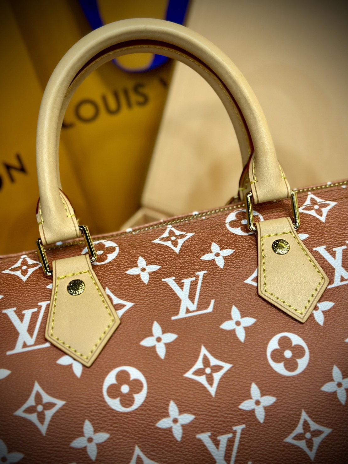 LV Speedy P9 Bandoulière 25 กระเป๋าสะพายสปีดี้รุ่นใหม่หรูหรา กระเป๋าทรงหมอนท็อปฮิตดีไซน์ใหม่ต้อนรับฤดูร้อน โดดเด่นด้วยการตกแต่งลายพิมพ์สดใส รูปทรงสวยตลอดกาล