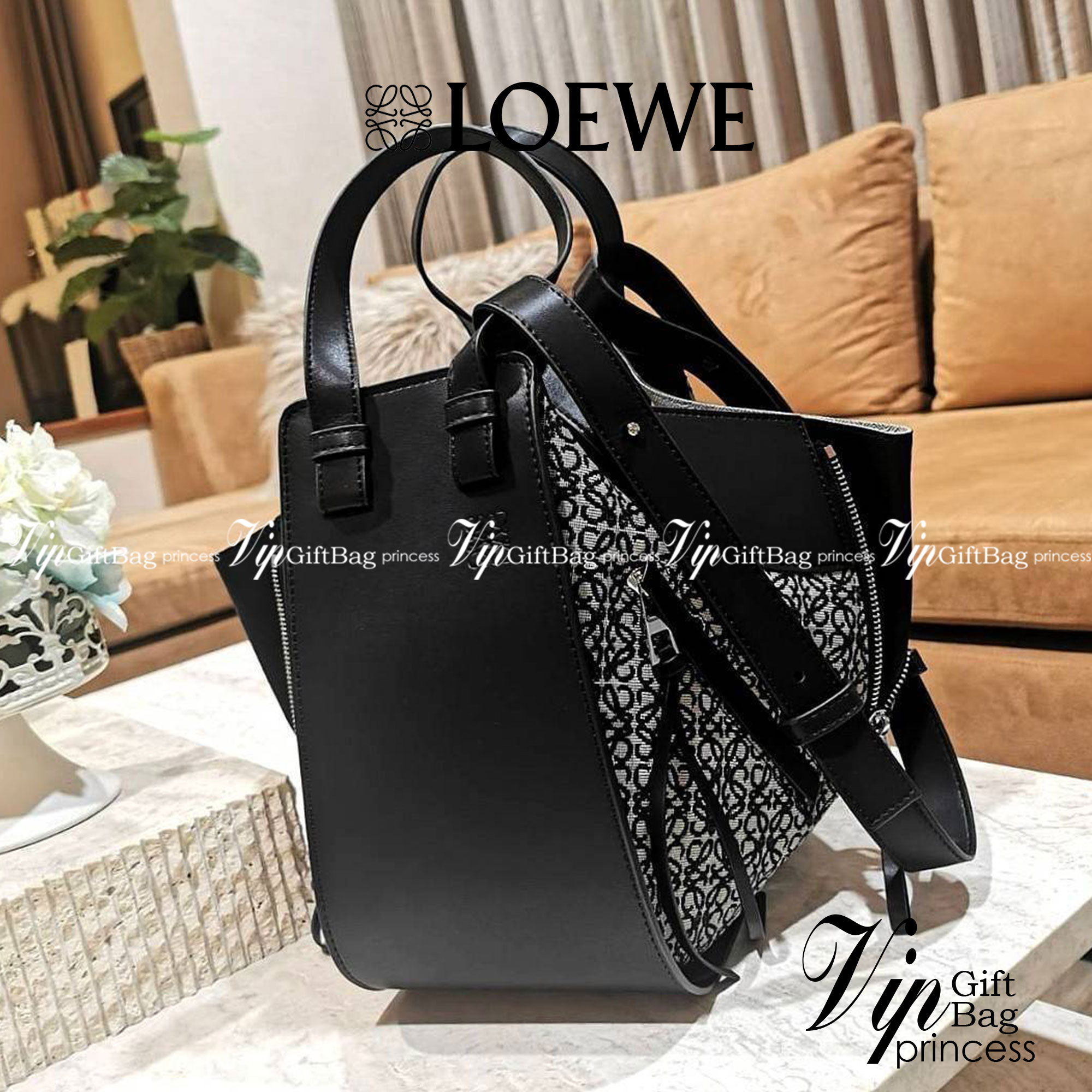 LOEWE ANAGRAM SHOULDER BAG รุ่นหายากสุดเลอค่าวัสดุ Anagram Canvas ตัดหนังแท้ Calfskin สุดคลาสสิค ขนาดกำลังดี น้ำหนักเบา ภายในโล่งกว้างและจุ ใส่กล้อง มือถือ ของใช้ได้เยอะ มาพร้อมหูสั้นหนังแท้หิ้วถนัดมือและสายหนังยาวสะพายไหล่หรือ Crossbody ก็ดูดี ตัวจริงสวย