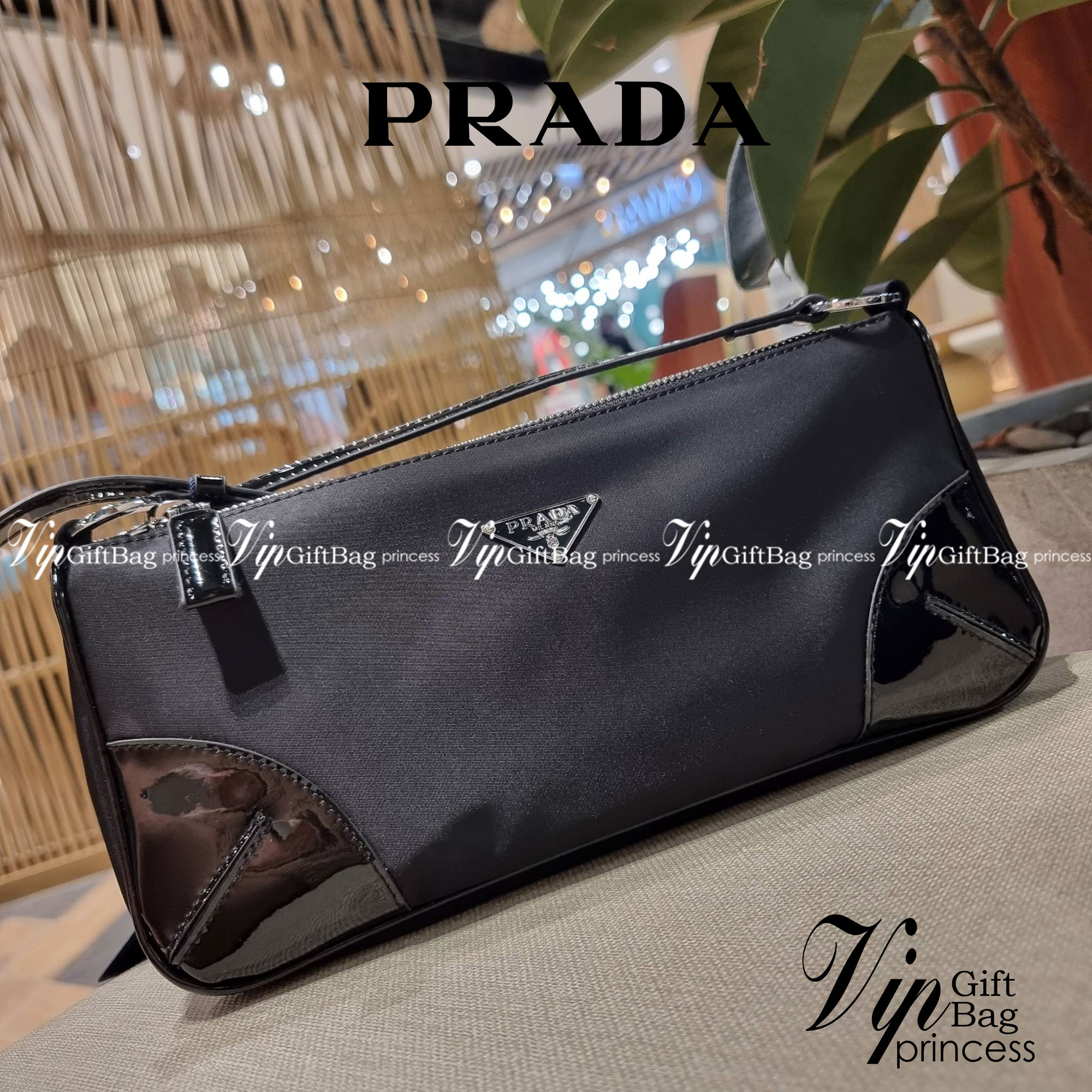 PRADA TESSUTO POCHETTE BAG กระเป๋าทรงพอช ดีไซน์ทรงยาวสุดล้ำ อัพลุคให้ดูแพงไปอีกด้วยดีเทลแต่งขอบด้วยหนังแก้ว วัสดุหลักตัวกระเป๋าเป็นไนล่อนคุณภาพดี เปิด-ปิดด้วยซิป พกพาง่ายด้วยสายสะพายในตัว ที่สามารถปรับได้อีก ภายในเป็นช่องโล่ง ใส่โทรศัพท์ได้ทุกรุ่น กระเป๋า