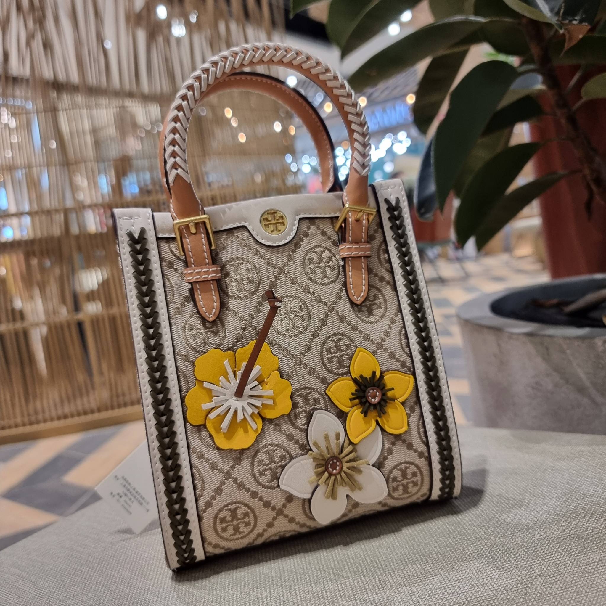 TORY BURCH T MONOGRAM BRAIDED MINI TOTE คอลเลคชั่นใหม่ พร้อมเสิร์ฟความสวยให้ถึงบ้าน!! รอบนี้จัดกระเป๋าทรงโท้ท ไซส์มินิมาให้สาวๆโดยเฉพาะ ดีไซน์ใหม่ล่าสุด สไตล์งานคราฟ มีลูกเล่นประดับดอกไม้กับตัวกระเป๋า วัสดุผ้า jacquard ตัดสลับหนังแท้ หูจับและขอบกระเป๋าตกแ