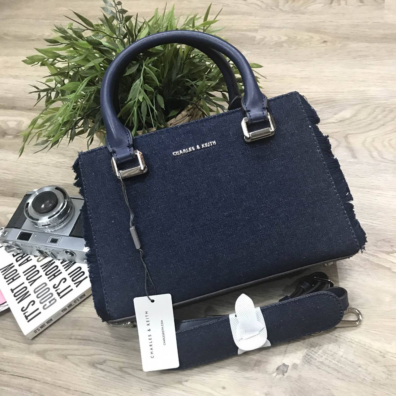 NEW! CHARLES & KEITH STRUCTURED TOP HAND BAG กระเป๋าถือหรือสะพายรุ่นใหม่ชนช็อปดีไซน์สวยอยู่ทรงขนาดกำลังดี ด้านหน้าประดับโลโก้แบรนด์ เปิดปิดด้วยแถบคาดกระดุมแม่เหล็กภายในมีช่องแบ่งแยกเป็นสัดส่วน พร้อมช่องซิปกลาง มีหมุดรองฐานกันรอยสี่มุม สายสะพายยาวถอดได้ปรั