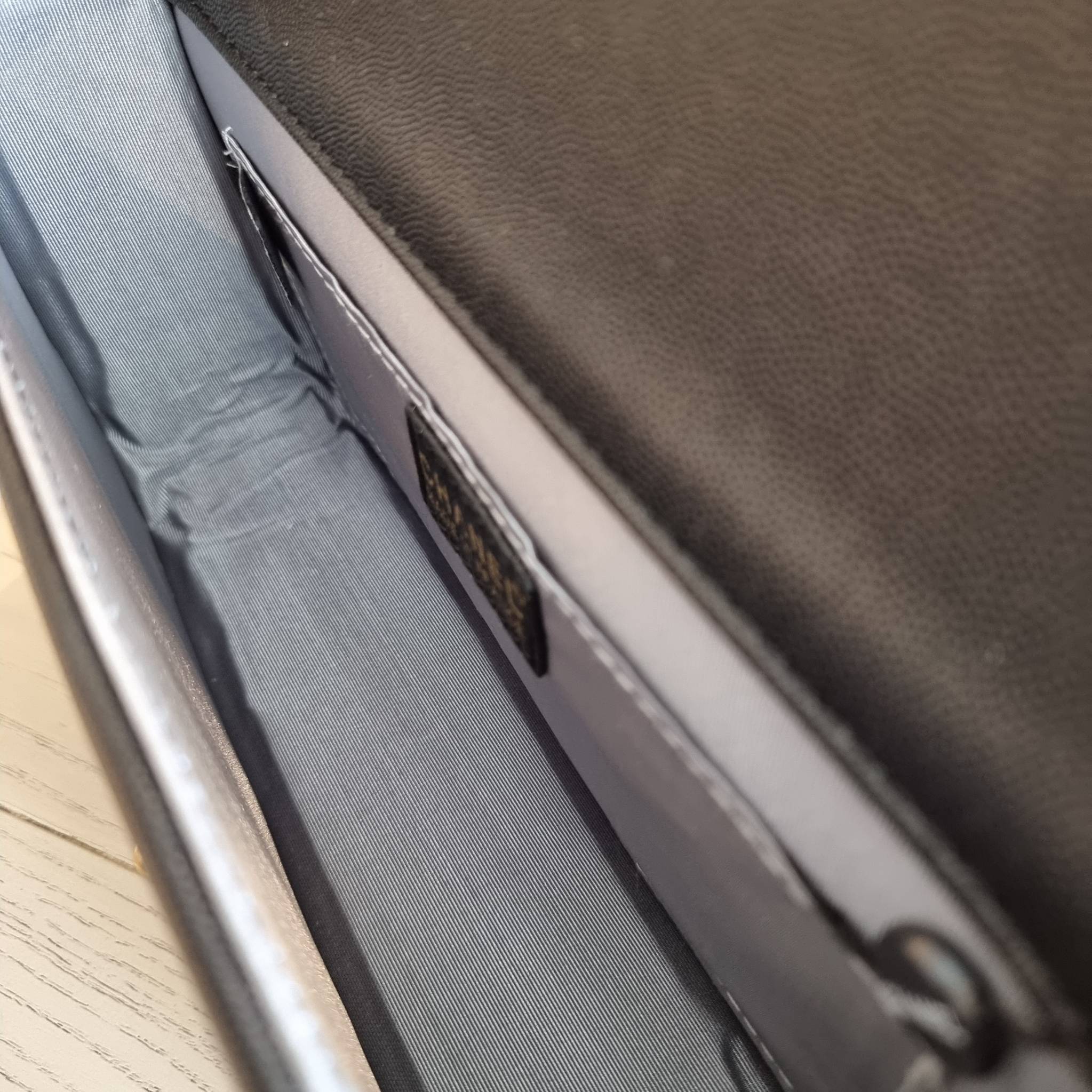 Chanel Boy 10" พร้อมส่งที่ไทย รุ่นสุดฮอต อะไหล่สีทองสุดหรู วัสดุหนังลายคาร์เวีย ทรงคลาสสิคที่สาวๆห้ามพลาด!! ในราคาสุดคุ้ม เปิด-ปิดกระเป๋าด้วยตัวล็อค ภายในโล่งกว้าง ไซส์ใหญ่ใส่ของได้เยอะ มีช่องแยกในกระเป๋า มาพร้อมสายสะพายโซ่สลับหนังรองบ่า (ถอดได้-ปรับ