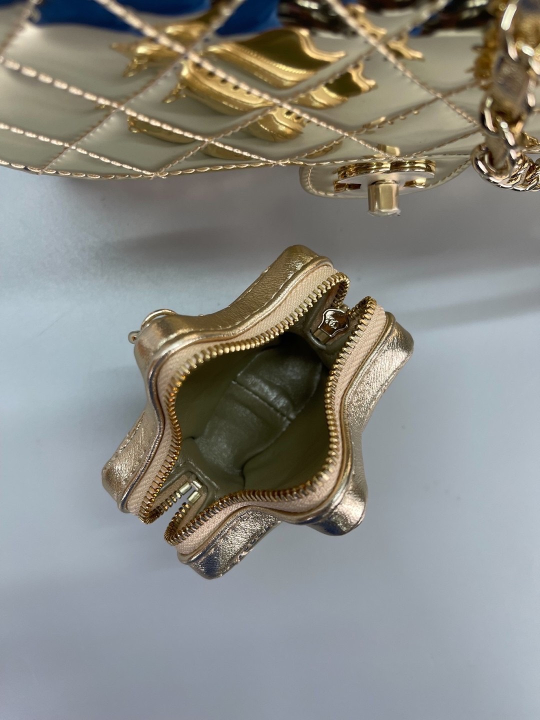 Chanel FLAP BAG & STAR COIN PURSE / CHANEL 24C Gold Metallic Mini Flap Bag กระเป๋าสะพายสีทองเงางามสุดหรู ผู้ดีสุด รวยสุดไปเลยค่า เกรดวีไอพี 1:1 เกรดดีสุด ผ่านทุก ตม ใช้งานต่างประเทศได้