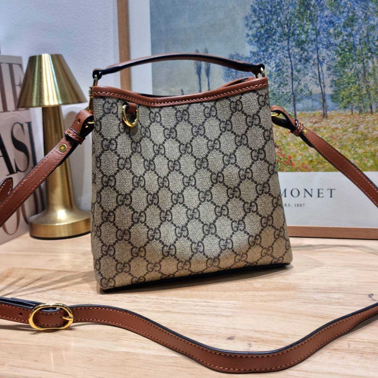 GUCCI GG Emblem mini bucket bag ดีไซน์คลาสสิคคงความเอกลักษณ์ กับรูปแบบใหม่กระเป๋าถือ/สะพายทรงบัคเก็ต ขนาดกำลังน่าใช้มากๆ