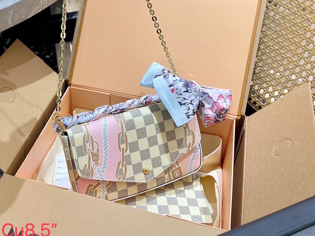 LV Felicie Pochette / LV DAMIER AZUR POCHETTE WITH NAUTICAL PRINT เป็นหนึ่งคอลใหม่ที่มอบสีสันสดใสรับ summer ได้ดี กับกระเป๋าสะพายทรงพอช ดีไซน์ออกมาให้ใช้งานได้หลากหลาย